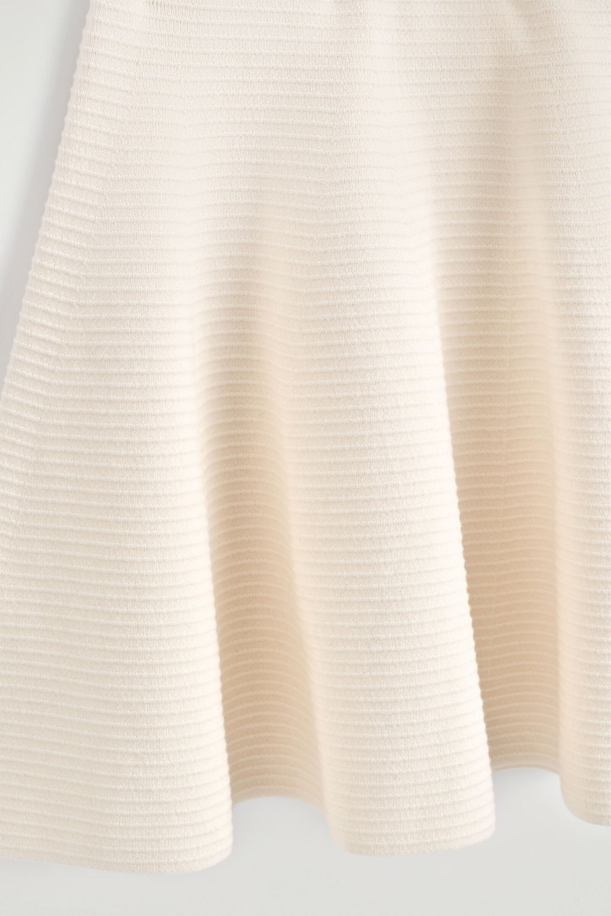 MINIFALDA DE PUNTO CON VUELO - MARFIL | DescriptiveDetail