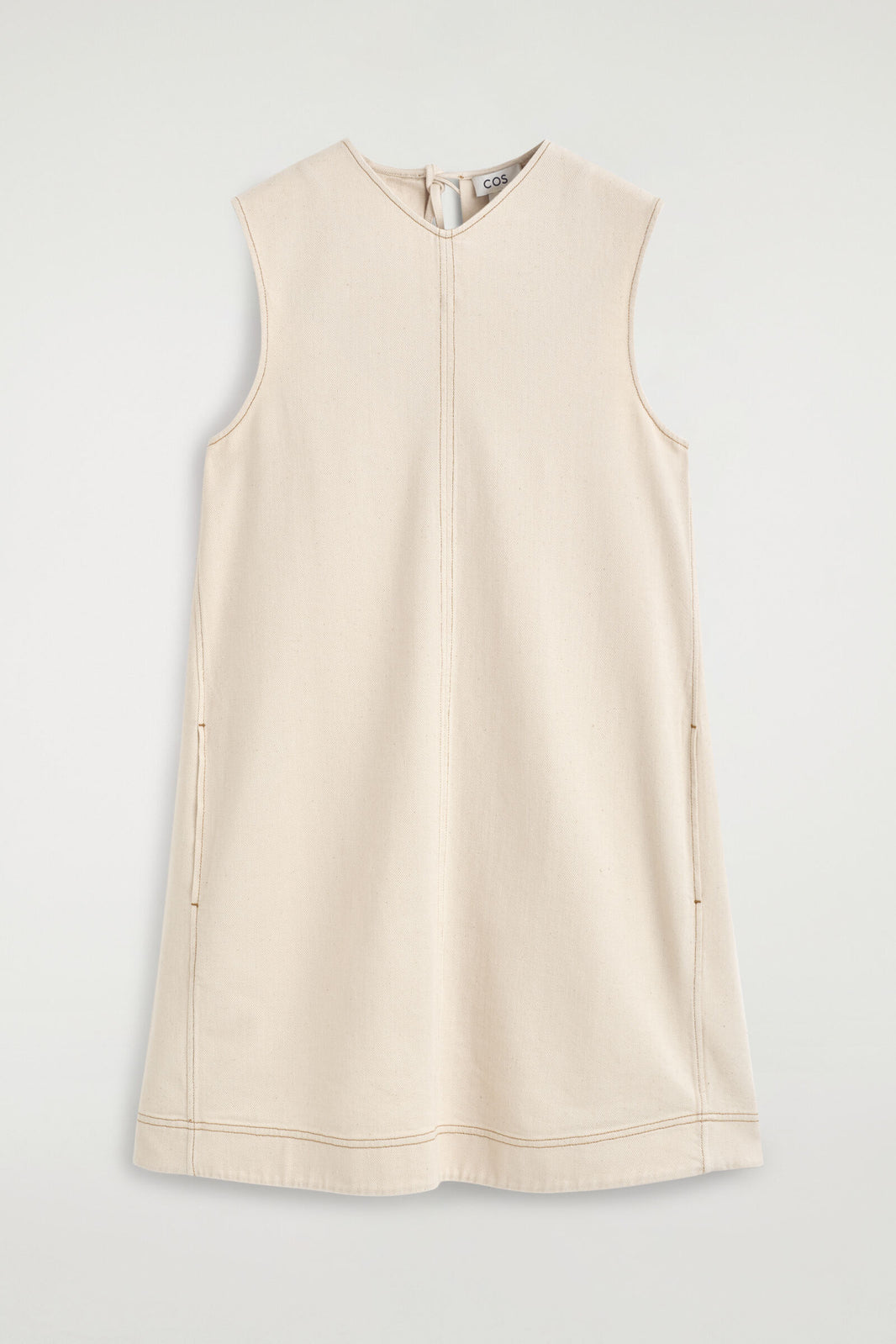 VESTIDO MINI DE MEZCLILLA CON ESCOTE ABIERTO Y CUELLO EN V - ECRU | DescriptiveStillLife
