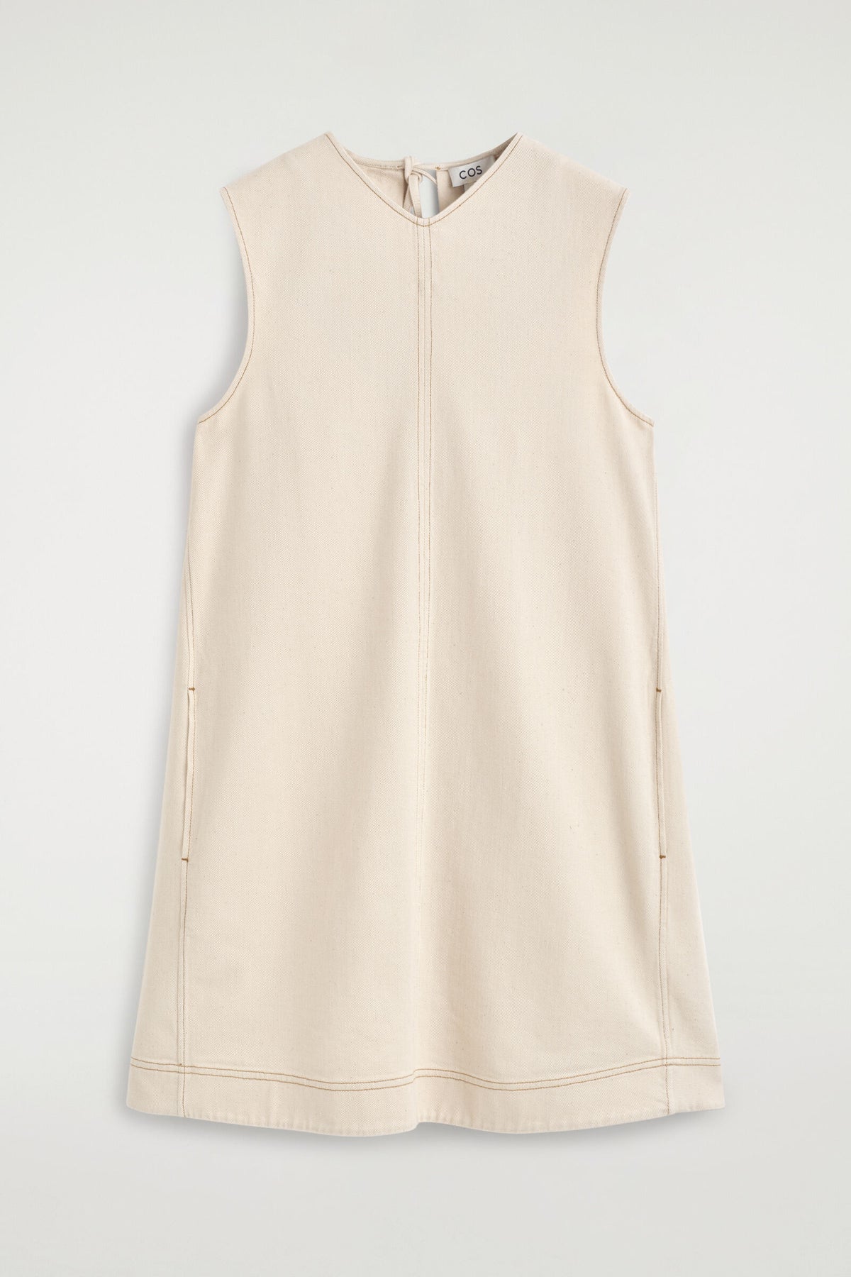 VESTIDO MINI DE MEZCLILLA CON ESCOTE ABIERTO Y CUELLO EN V - ECRU | DescriptiveStillLife
