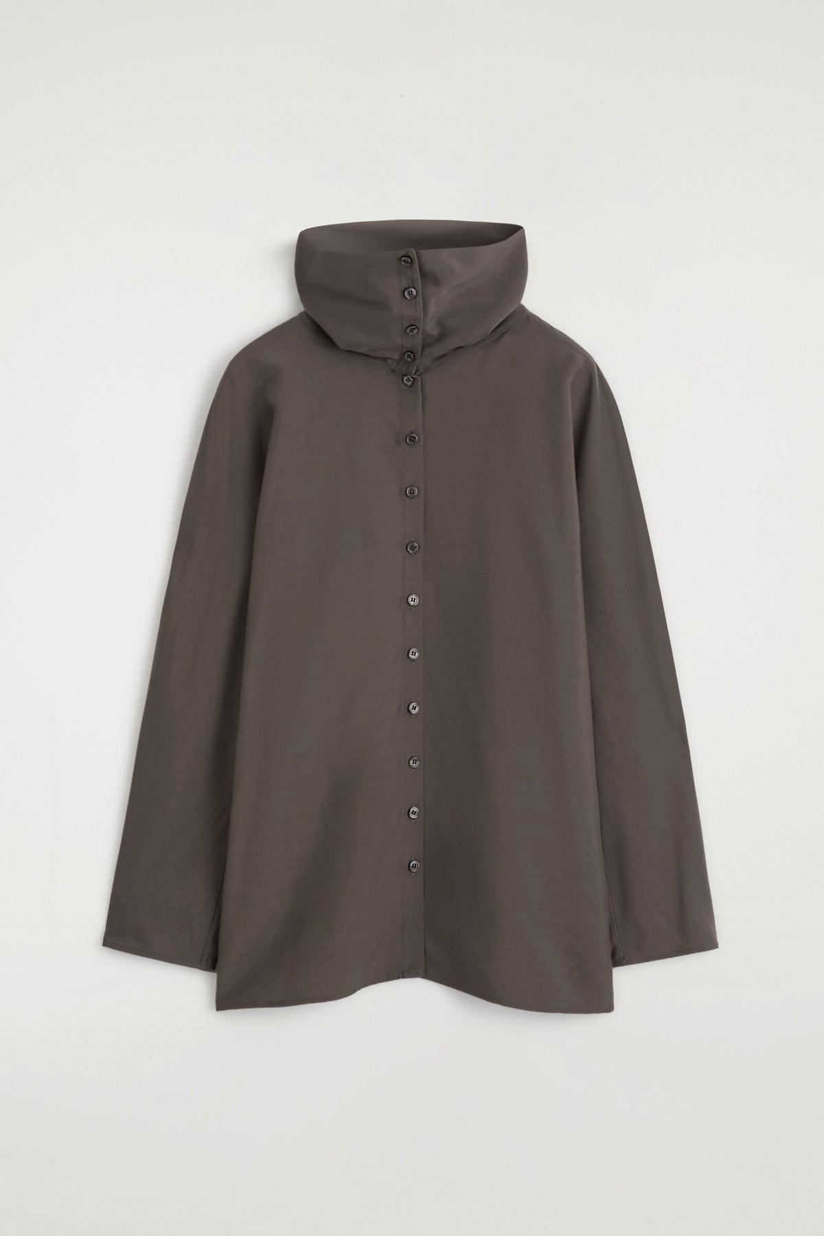 BLUSA FLUIDA DE CUELLO ALTO - GRIS | DescriptiveStillLife