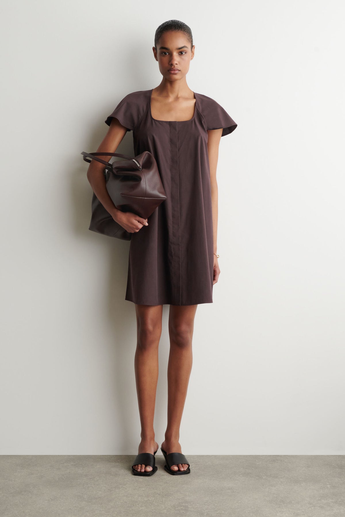 VESTIDO MINI DE ALGODÓN CON MANGAS ACAMPANADAS - MARRÓN OSCURO
