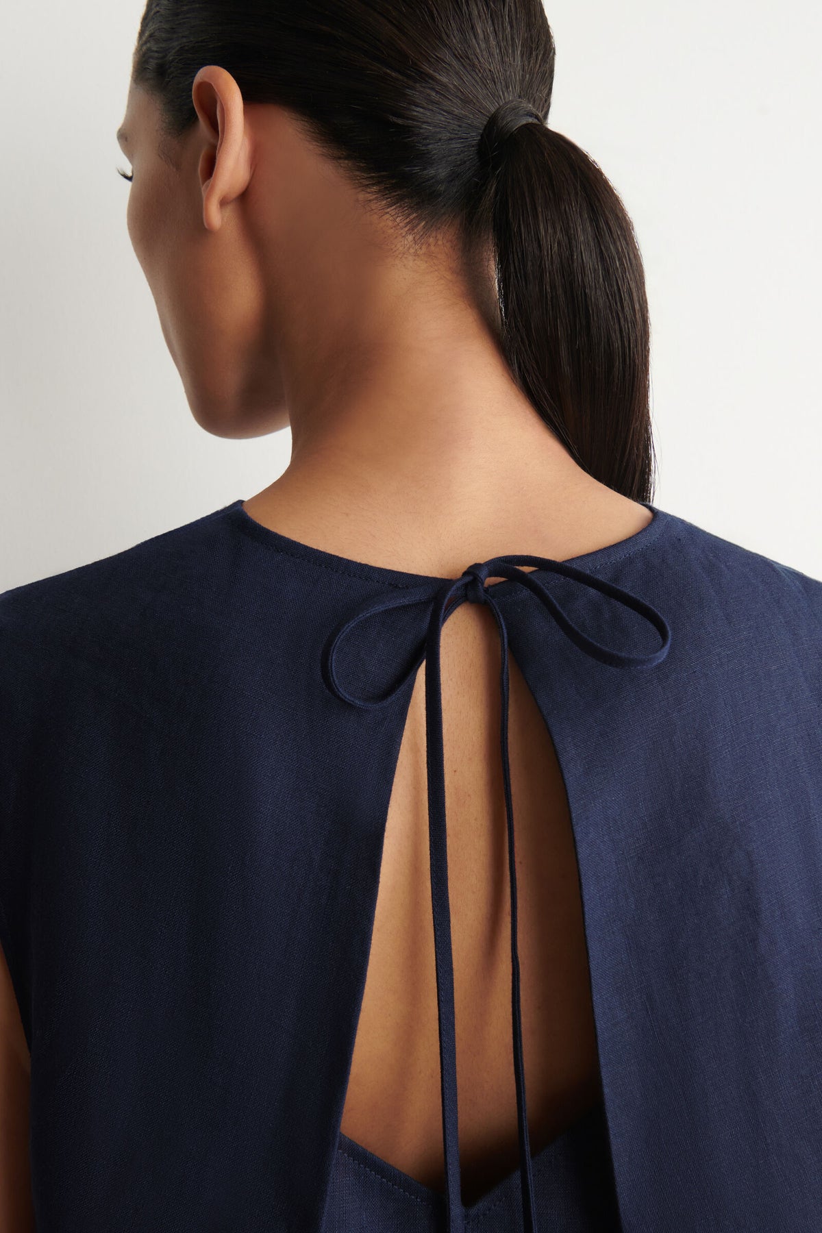 VESTIDO MINI DE LINO CON ESCOTE EN V Y ESPALDA ABIERTA - NAVY