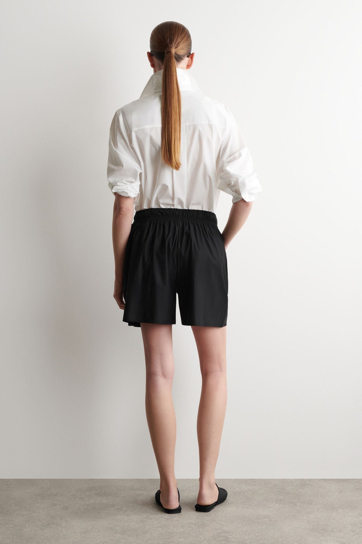SHORTS CON CINTURA FRUNCIDA - NEGRO