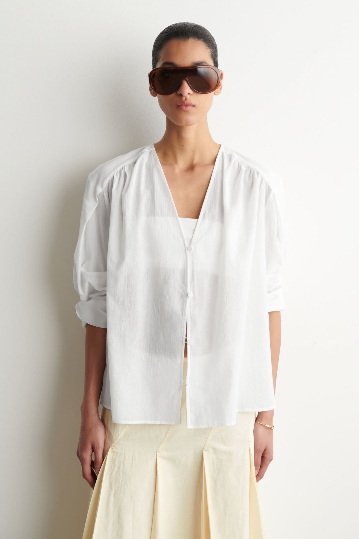 CAMISA DE ALGODÓN LIGERO CON ESCOTE EN V Y FRUNCE - BLANCO