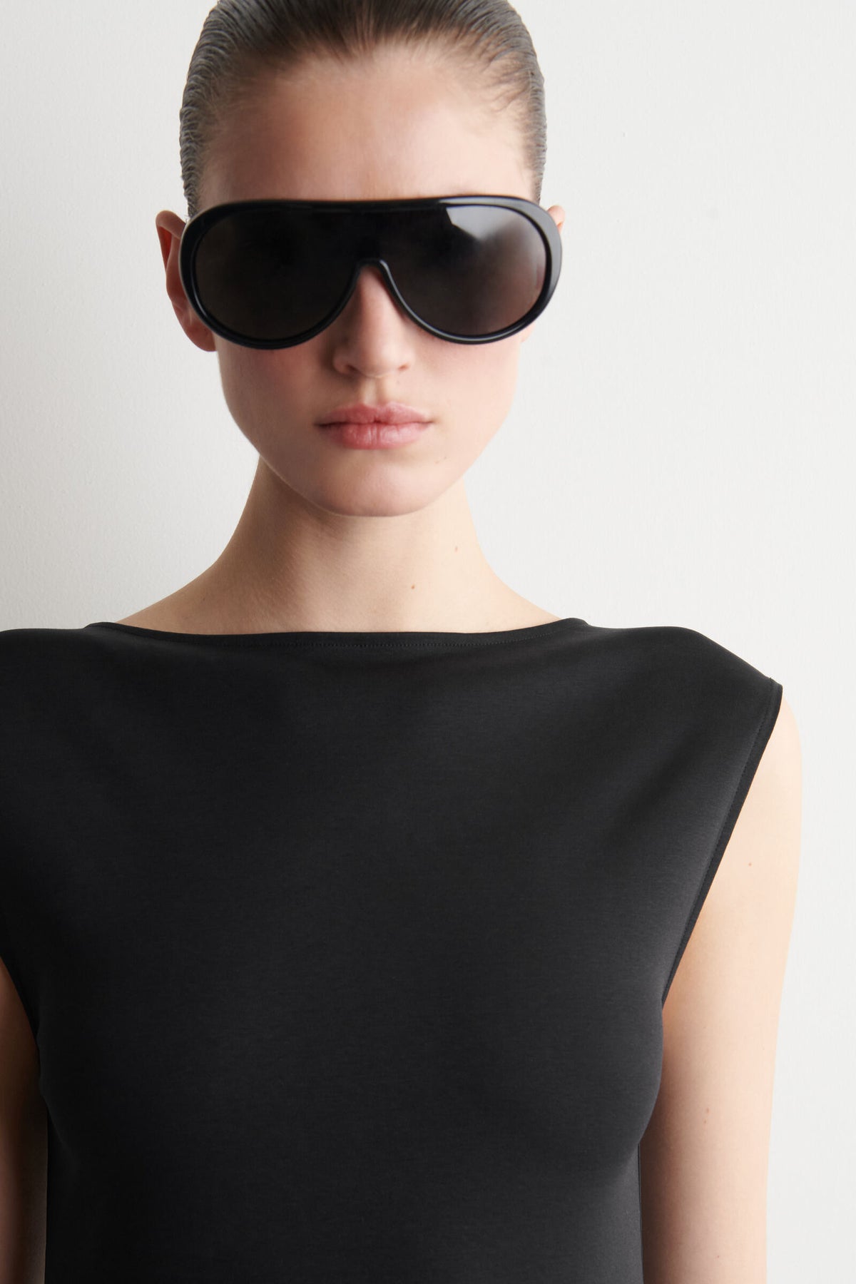 VESTIDO MIDI CON VOLUMEN Y CAPAS - NEGRO - StillMedia/Lookbook