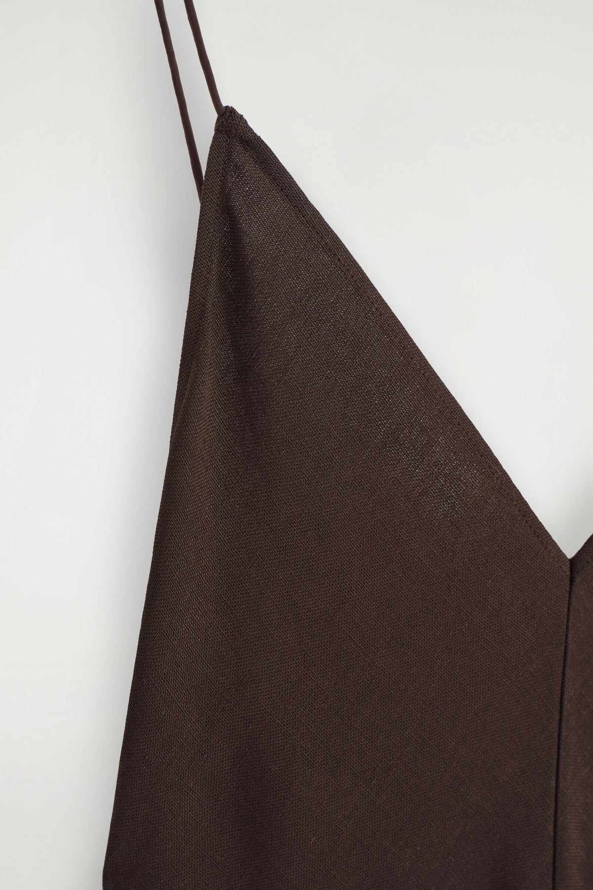 VESTIDO MIDI DE TIRANTES CON ESCOTE EN V - MARRÓN | DescriptiveDetail
