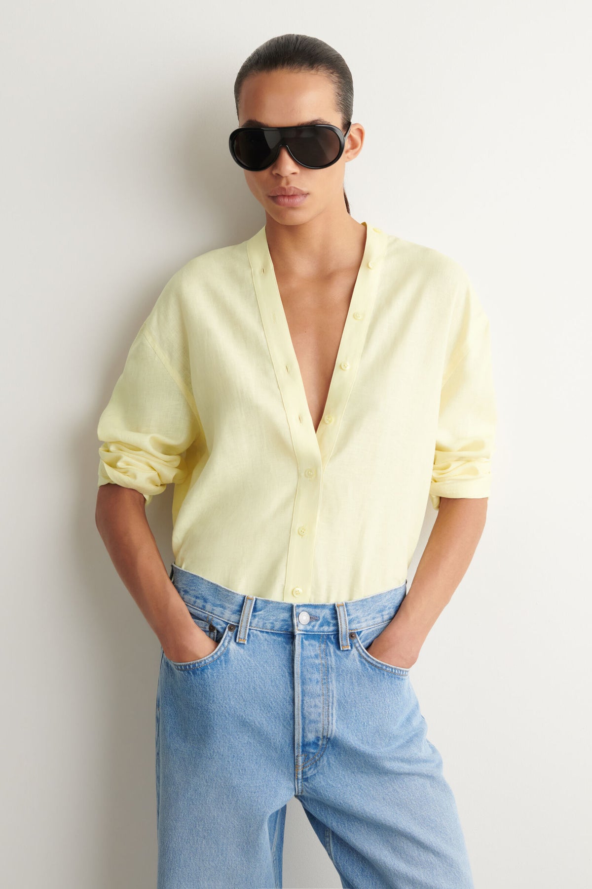 CAMISA DE LINO CON DETALLE DE BOTÓN - AMARILLO