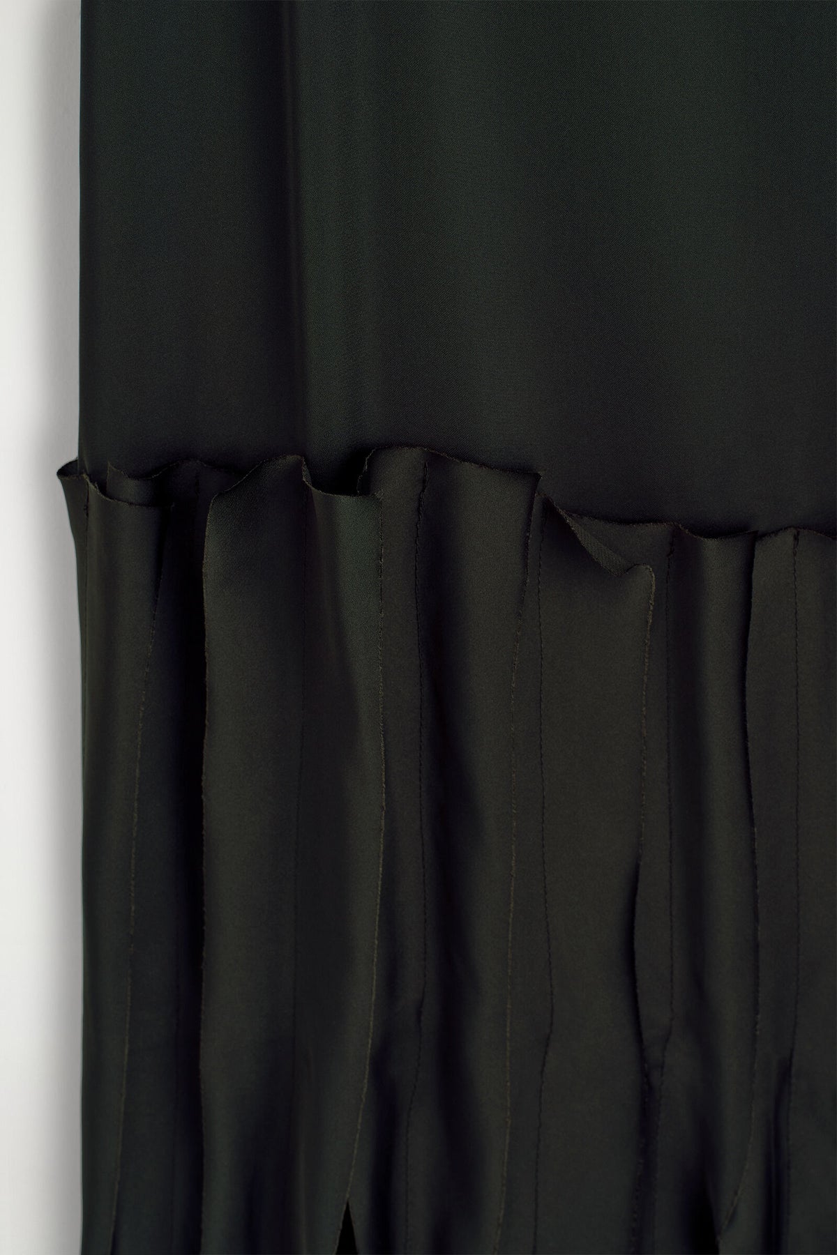 VESTIDO MIDI CON PANELES Y APLICACIONES - VERDE OSCURO | DescriptiveDetail