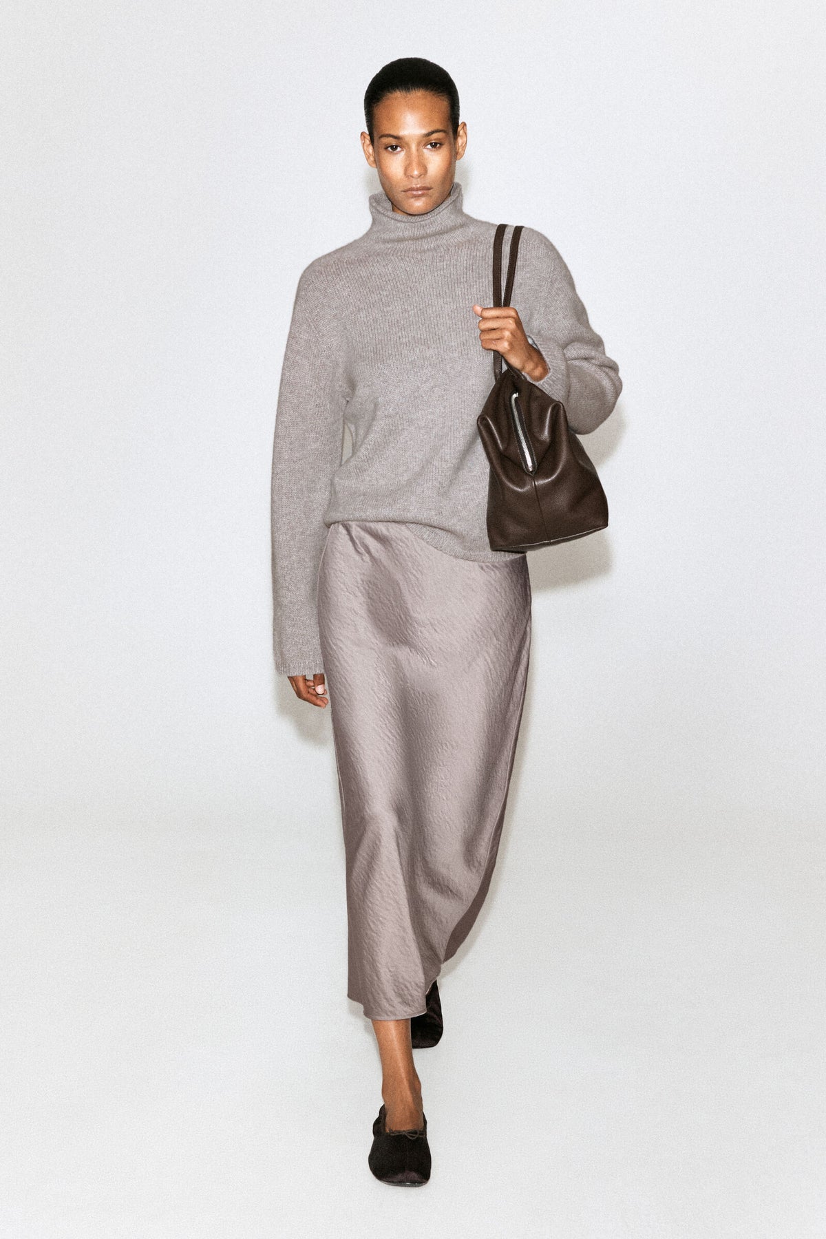 FALDA MIDI DE SATÍN ARRUGADO - GRIS PALOMA