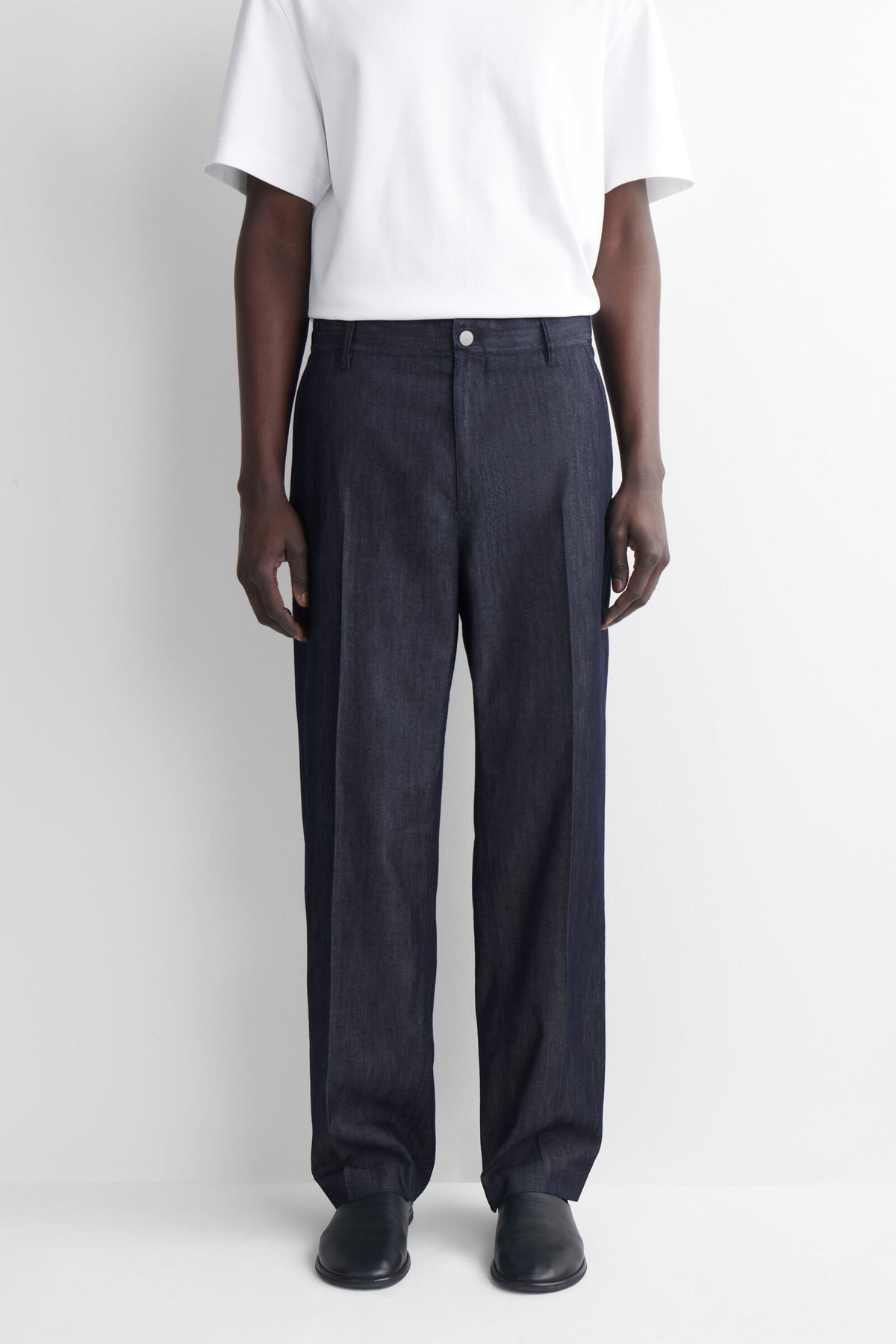 PANTALONES DE MEZCLILLA CRUDA DE CORTE REGULAR Y PIERNA RECTA - ÍNDIGO