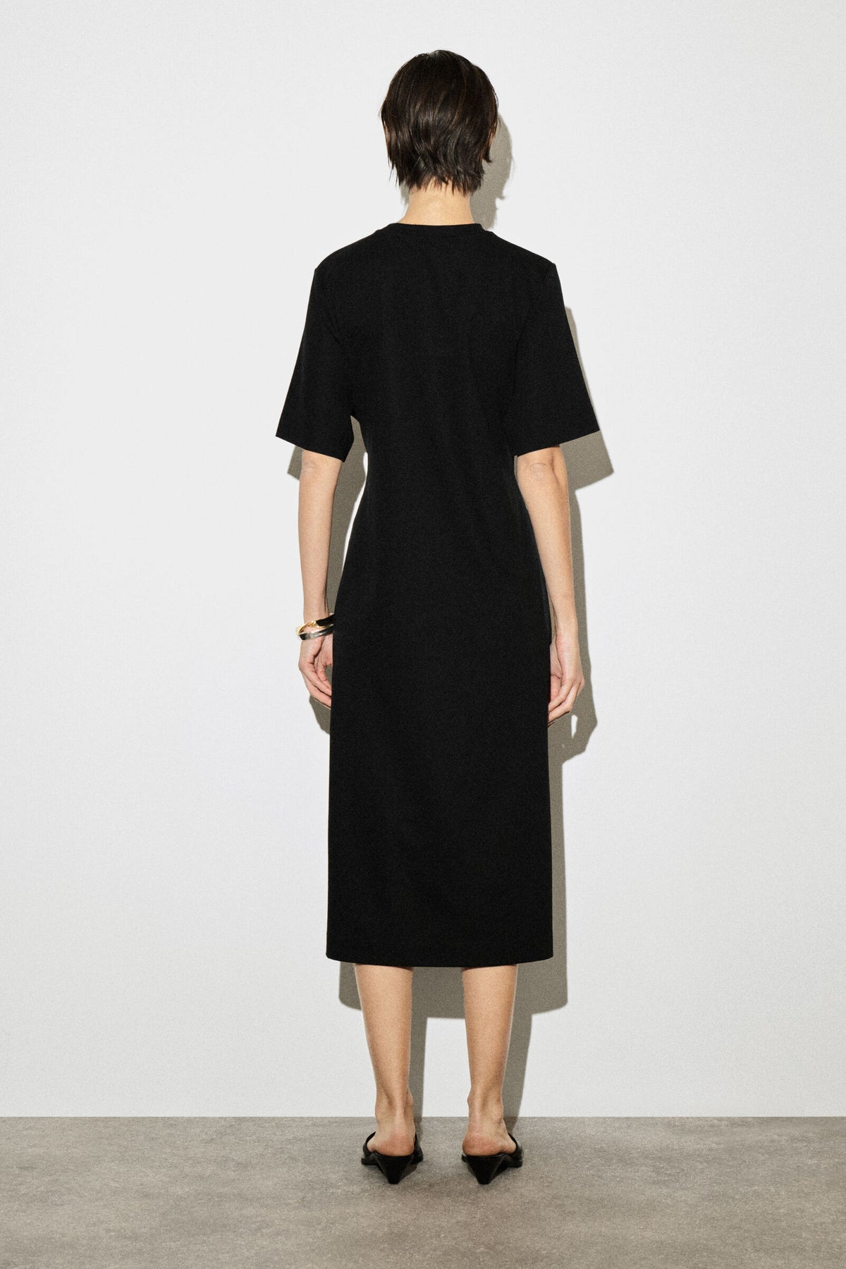 VESTIDO T-SHIRT MIDI CON DETALLE DE CINTURÓN - NEGRO