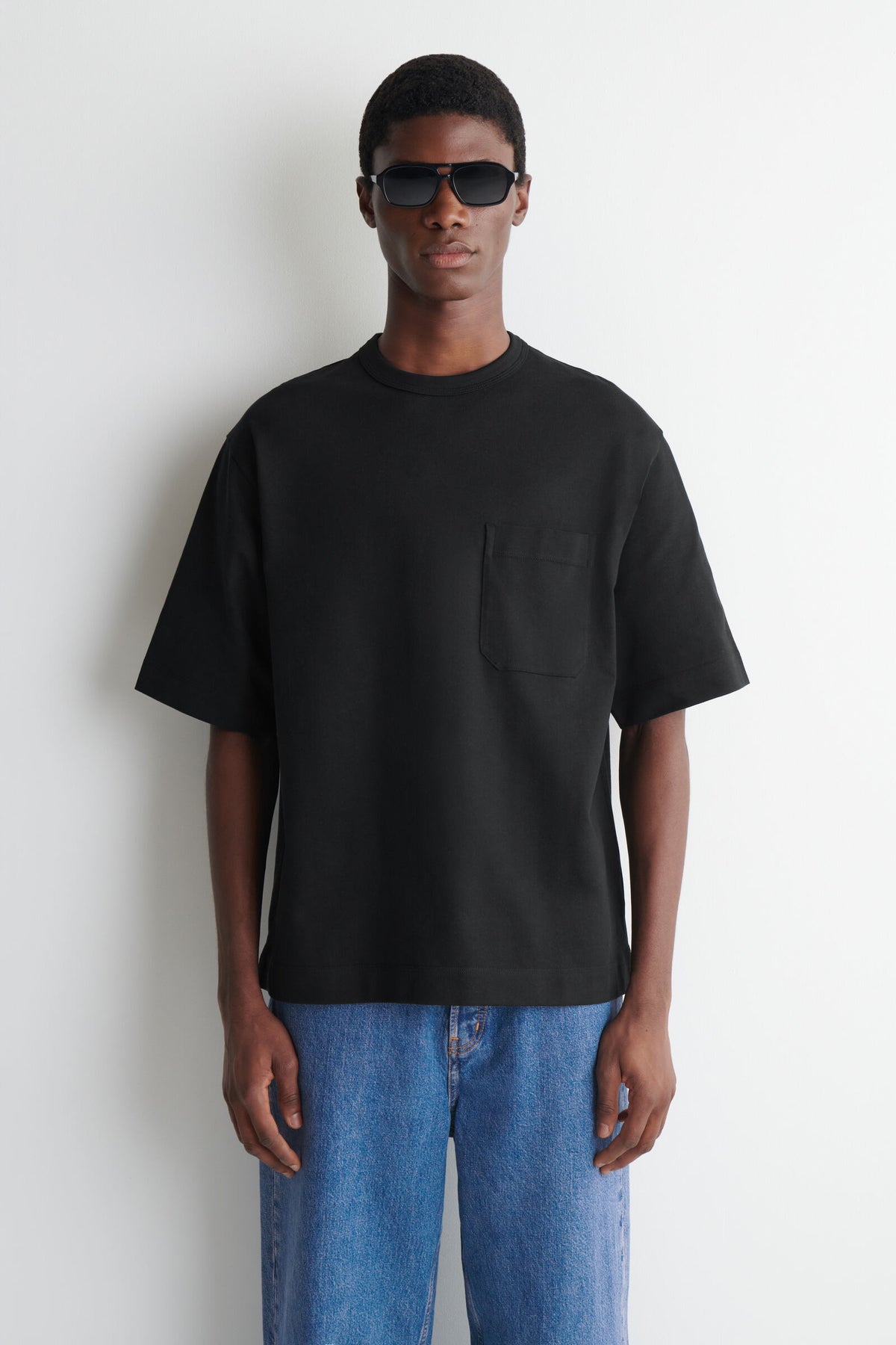 CAMISETA OVERSIZE CON BOLSILLOS - NEGRO