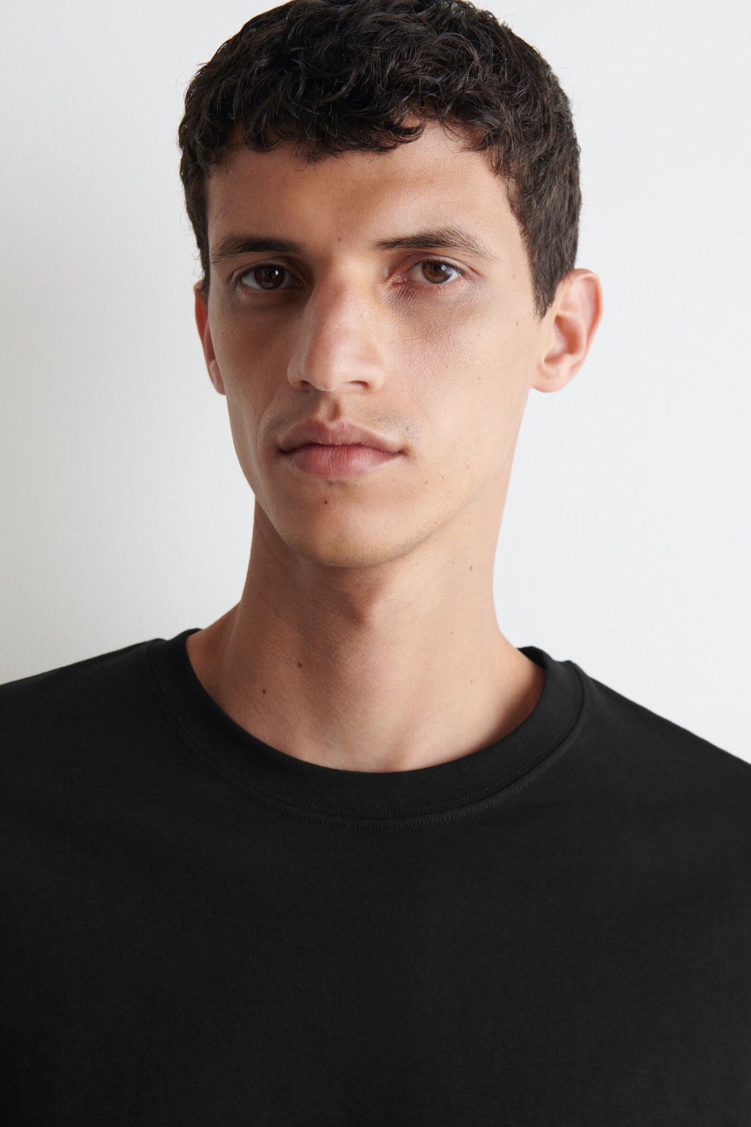 PLAYERA DE ALGODÓN DE CORTE REGULAR - NEGRO