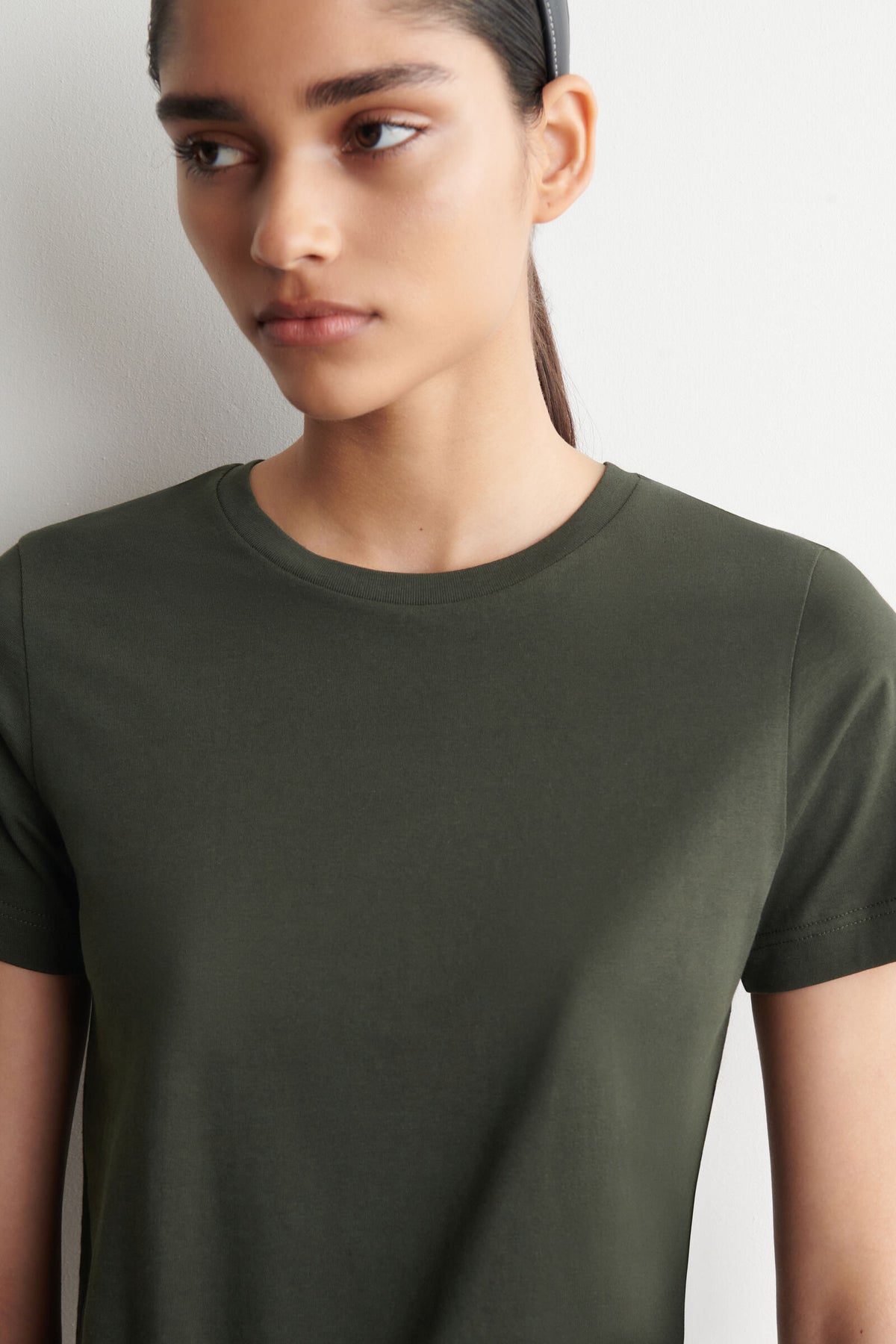 CAMISETA DE ALGODÓN CON CUELLO REDONDO - VERDE OSCURO