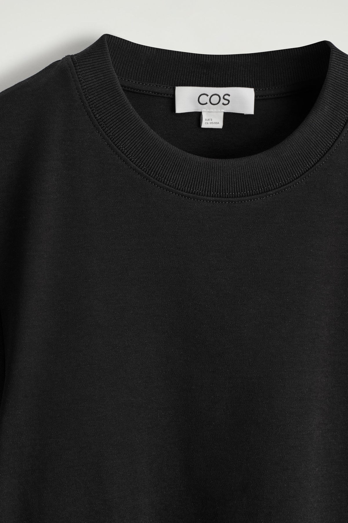 CAMISETA DE CORTE LIMPIO - NEGRO | DescriptiveDetail