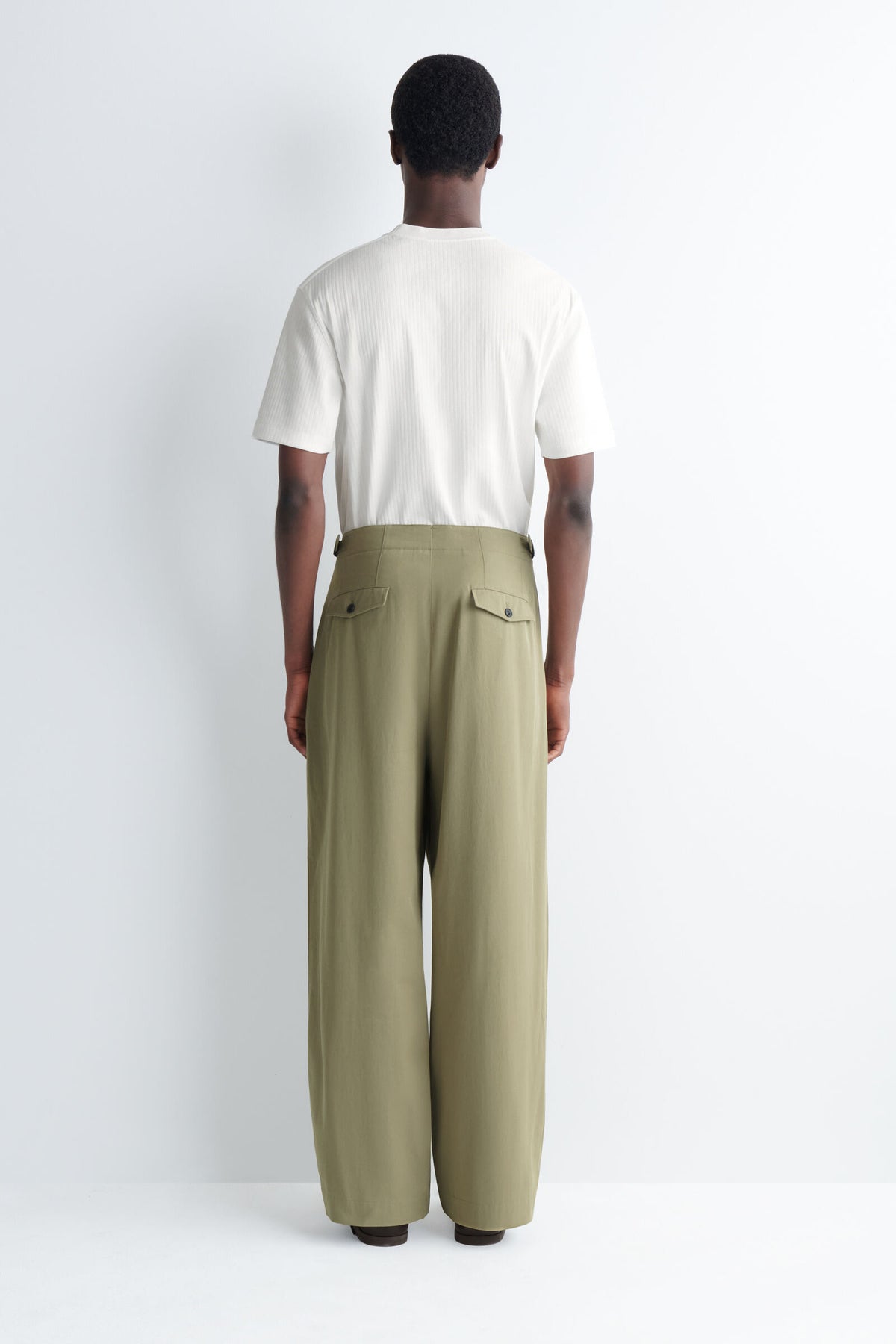 PANTALONES DE CORTE RELAJADO Y PIERNA ANCHA CON BOLSILLOS - KAKI