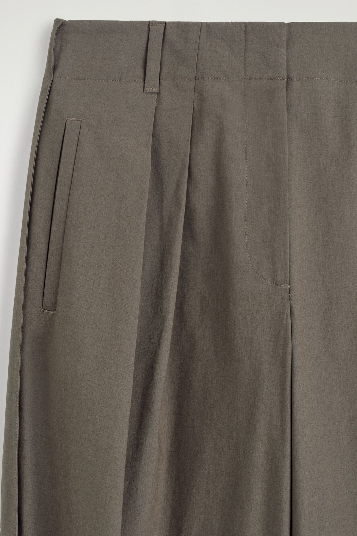 PANTALONES UTILITY CÓNICOS DE ALGODÓN PLISADOS - MARRÓN | DescriptiveDetail