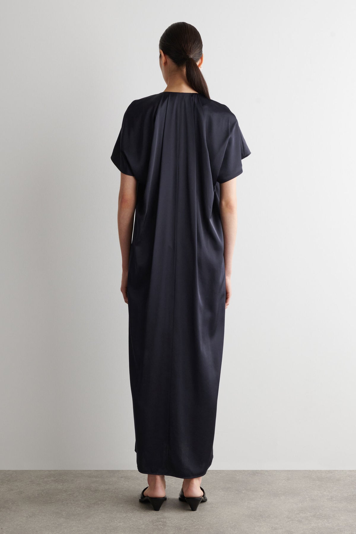 VESTIDO MIDI DE SATÍN PLISADO - AZUL MARINO