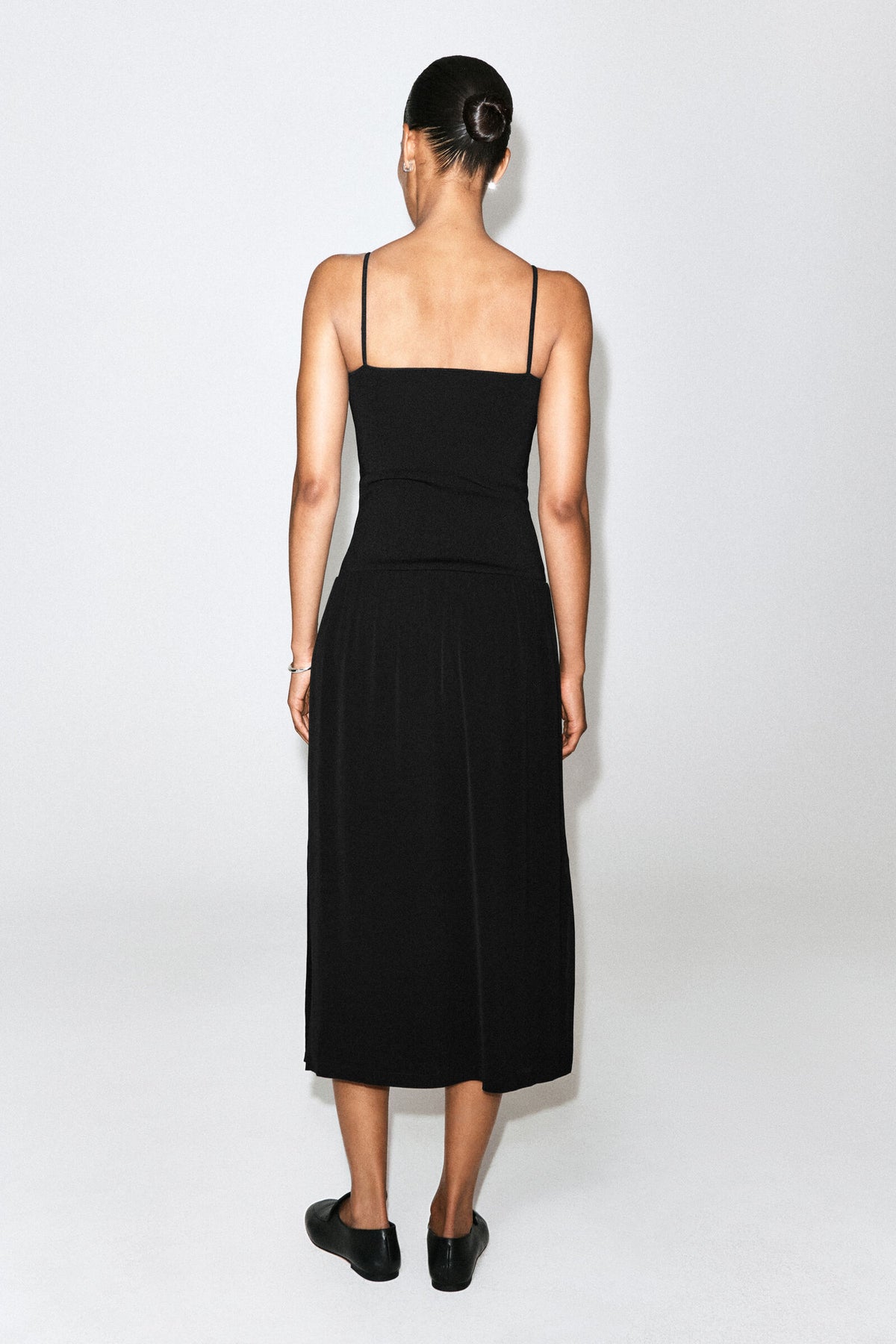 VESTIDO MAXI CON PANELES DE CONTRASTE - NEGRO