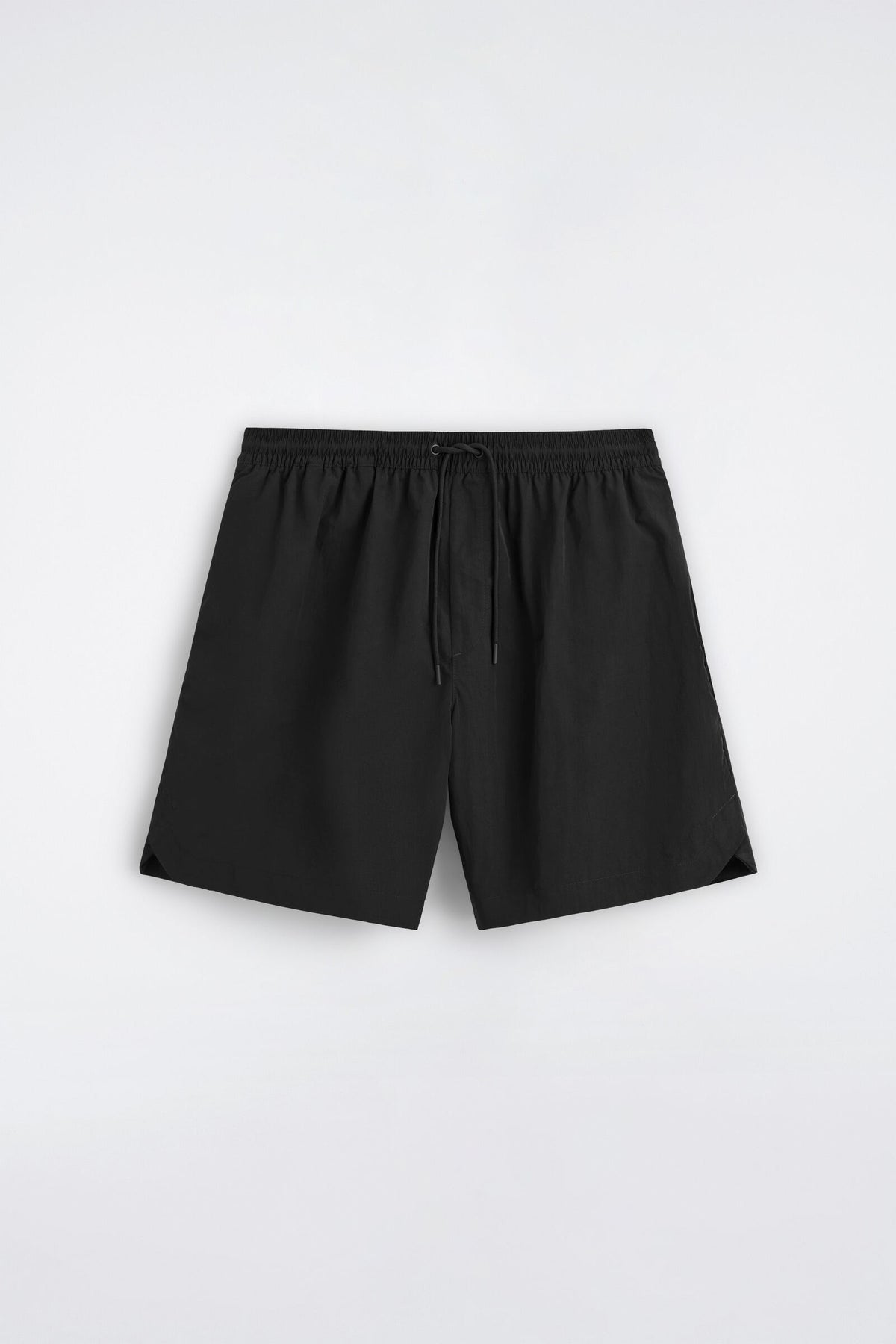 SHORTS DE NYLON DE PIERNA ANCHA CON CORDÓN - NEGRO | DescriptiveStillLife