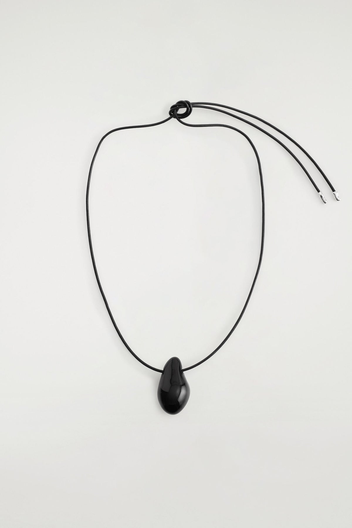 COLLAR CON DISEÑO DE CÁMARA DE VIDRIO - NEGRO | DescriptiveStillLife