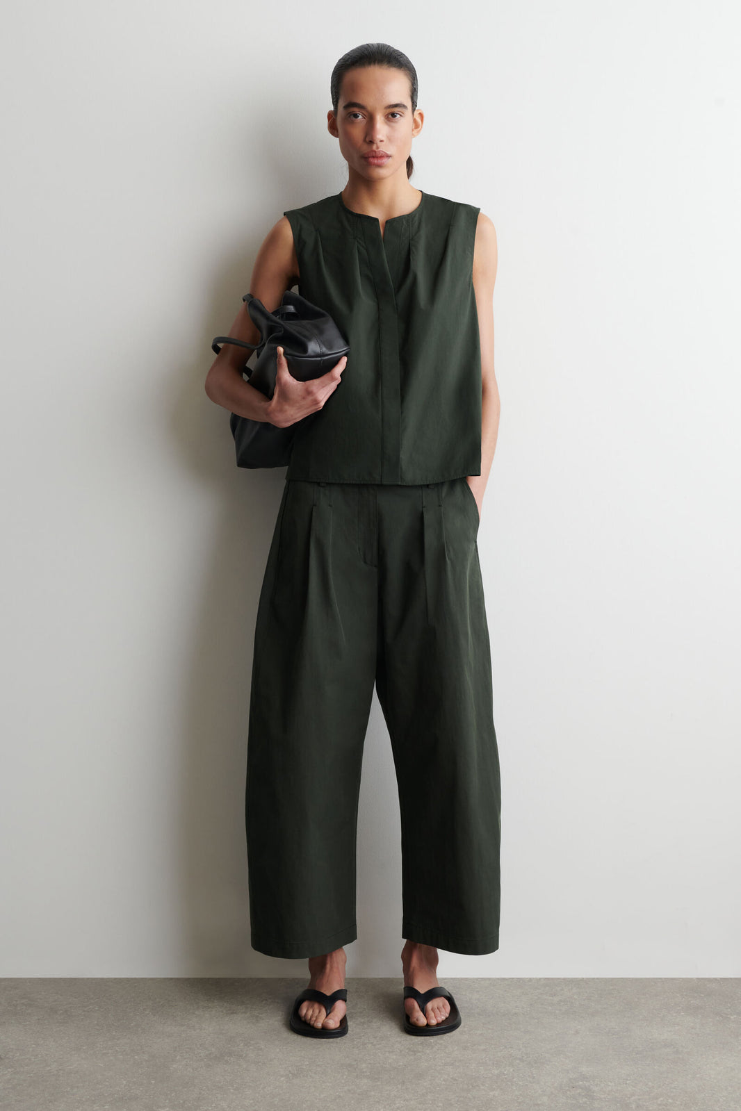 BLUSA SIN MANGAS CON PLIEGUES - VERDE OSCURO
