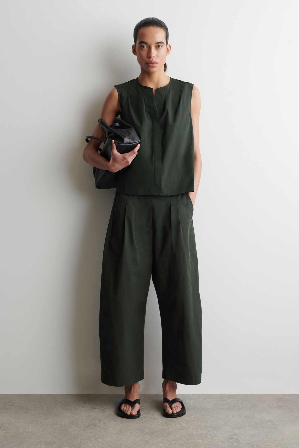 BLUSA SIN MANGAS CON PLIEGUES - VERDE OSCURO