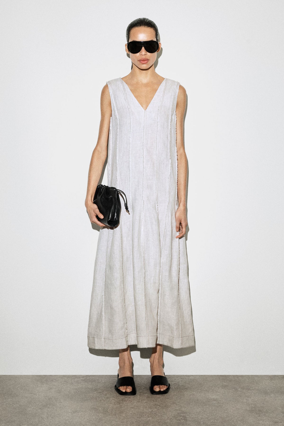 VESTIDO MIDI DE LINO PLISADO Y ESCULTÓRICO - GRIS CLARO