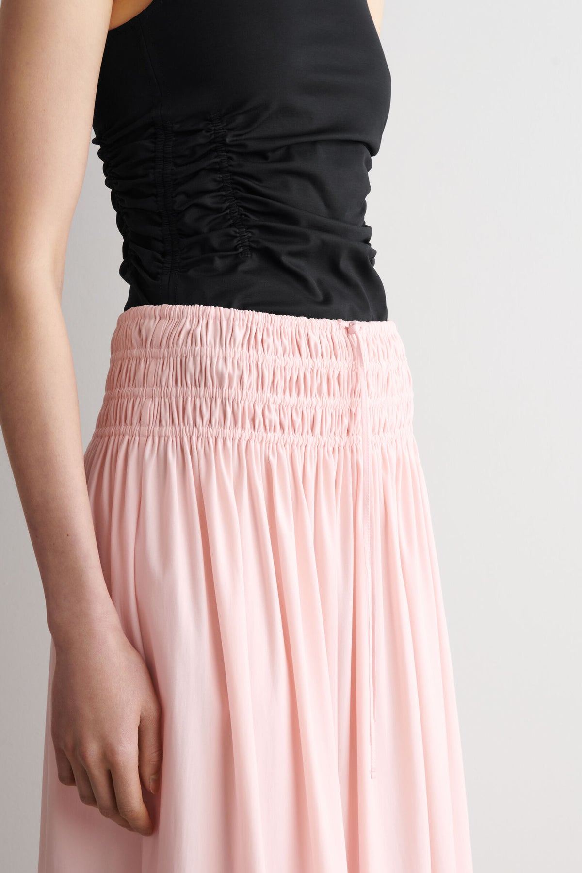 FALDA MIDI CON CINTURA FRUNCIDA - ROSADO