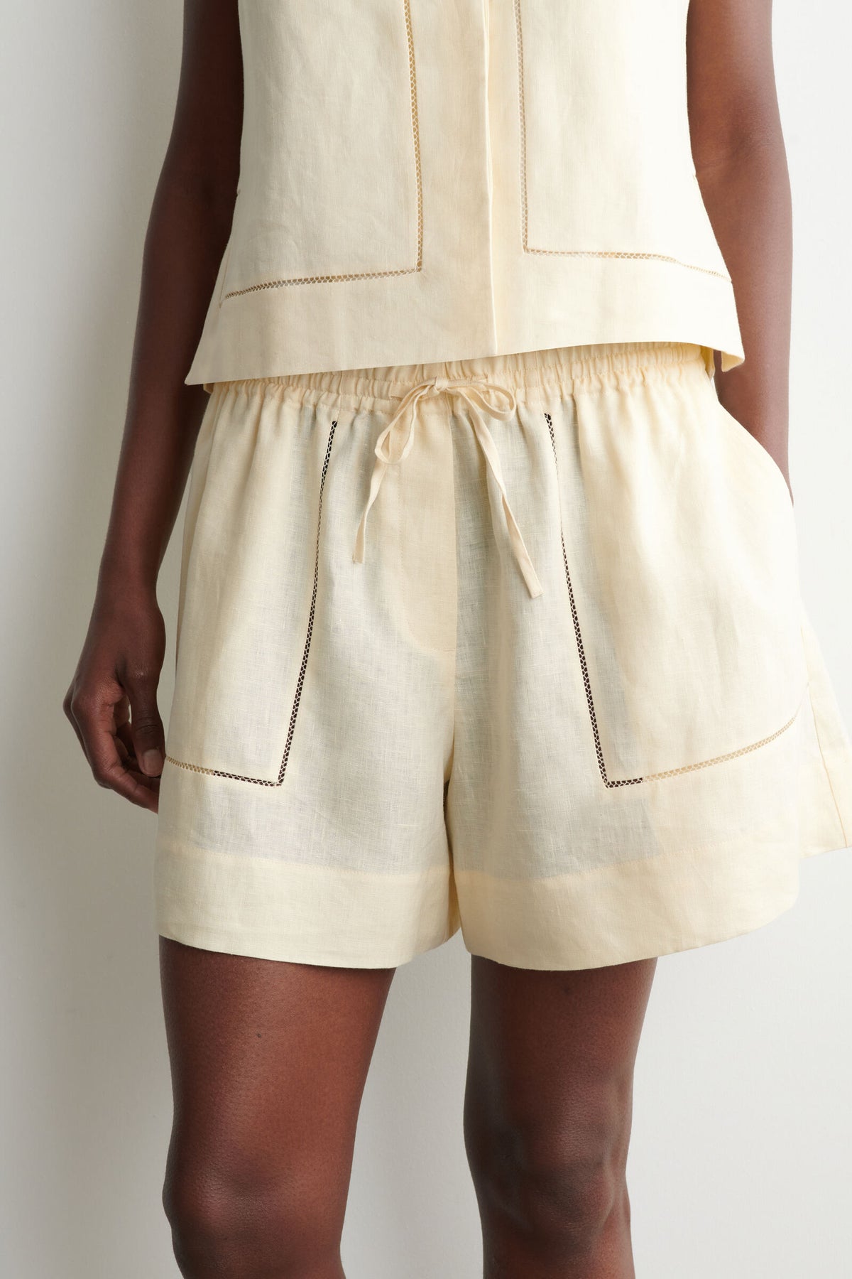 SHORTS DE LINO CON DETALLES BORDADOS - AMARILLO MANTEQUILLA - StillMedia/Lookbook