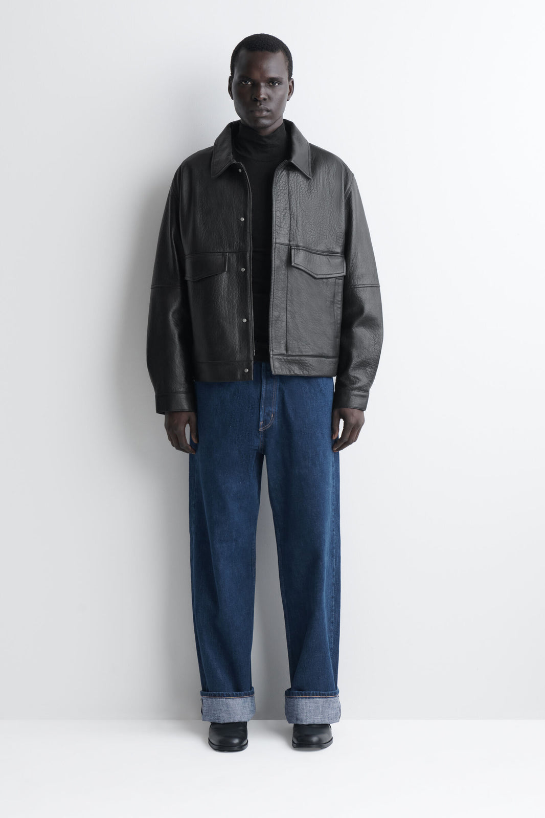 JEANS SELVEDGE DE CORTE SUELTO Y PIERNA ANCHA - AZUL OSCURO