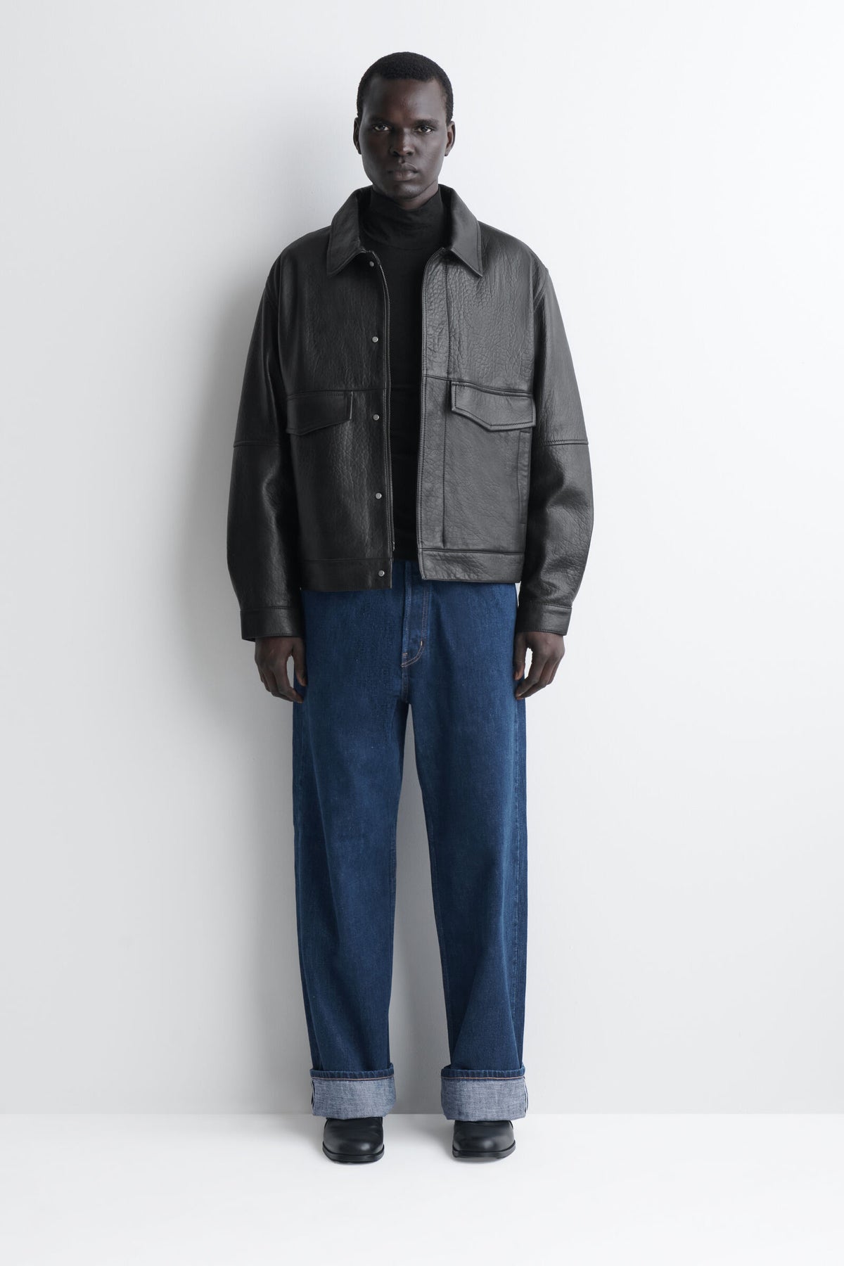 JEANS SELVEDGE DE CORTE SUELTO Y PIERNA ANCHA - AZUL OSCURO