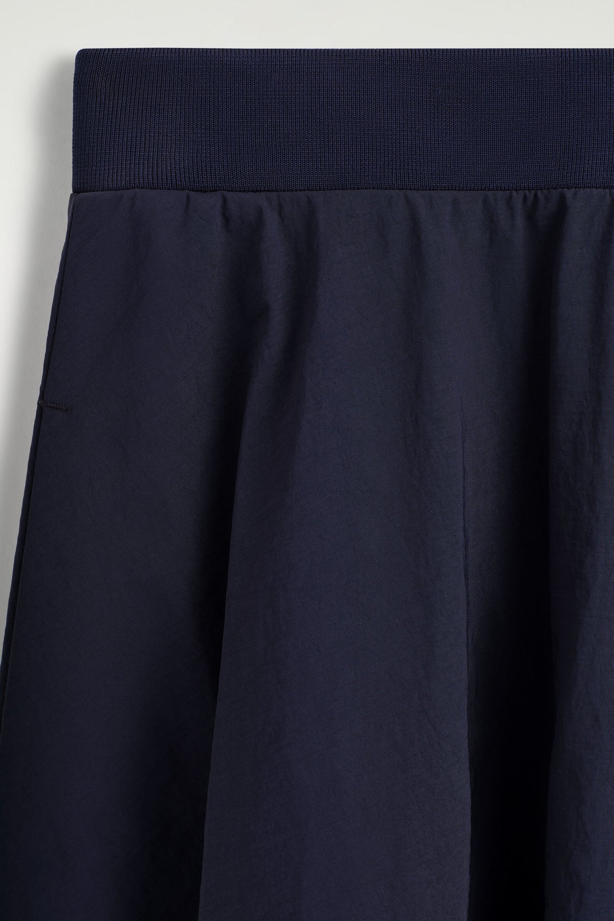 FALDA MIDI DE NYLON ESCULPIDA - MARINO | DescriptiveDetail