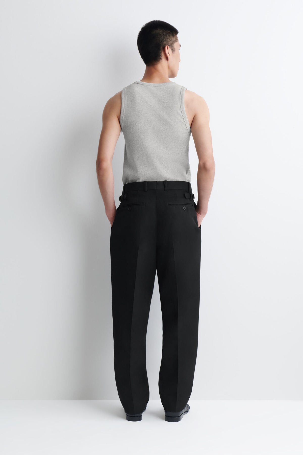 PANTALONES TAPERED DE MEZCLA DE LANA CON PLIEGUES - NEGRO