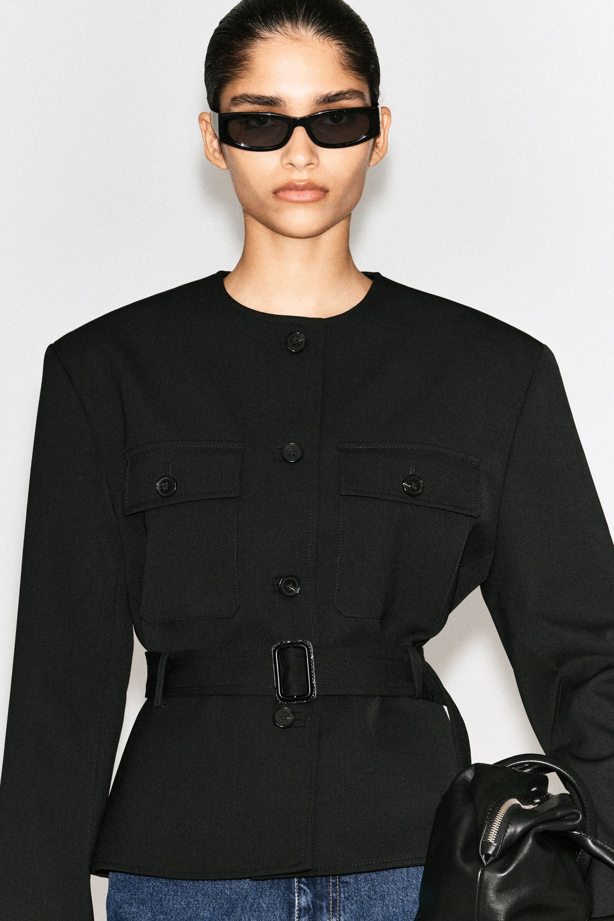 SACO PEPLUM CON CINTURÓN - NEGRO