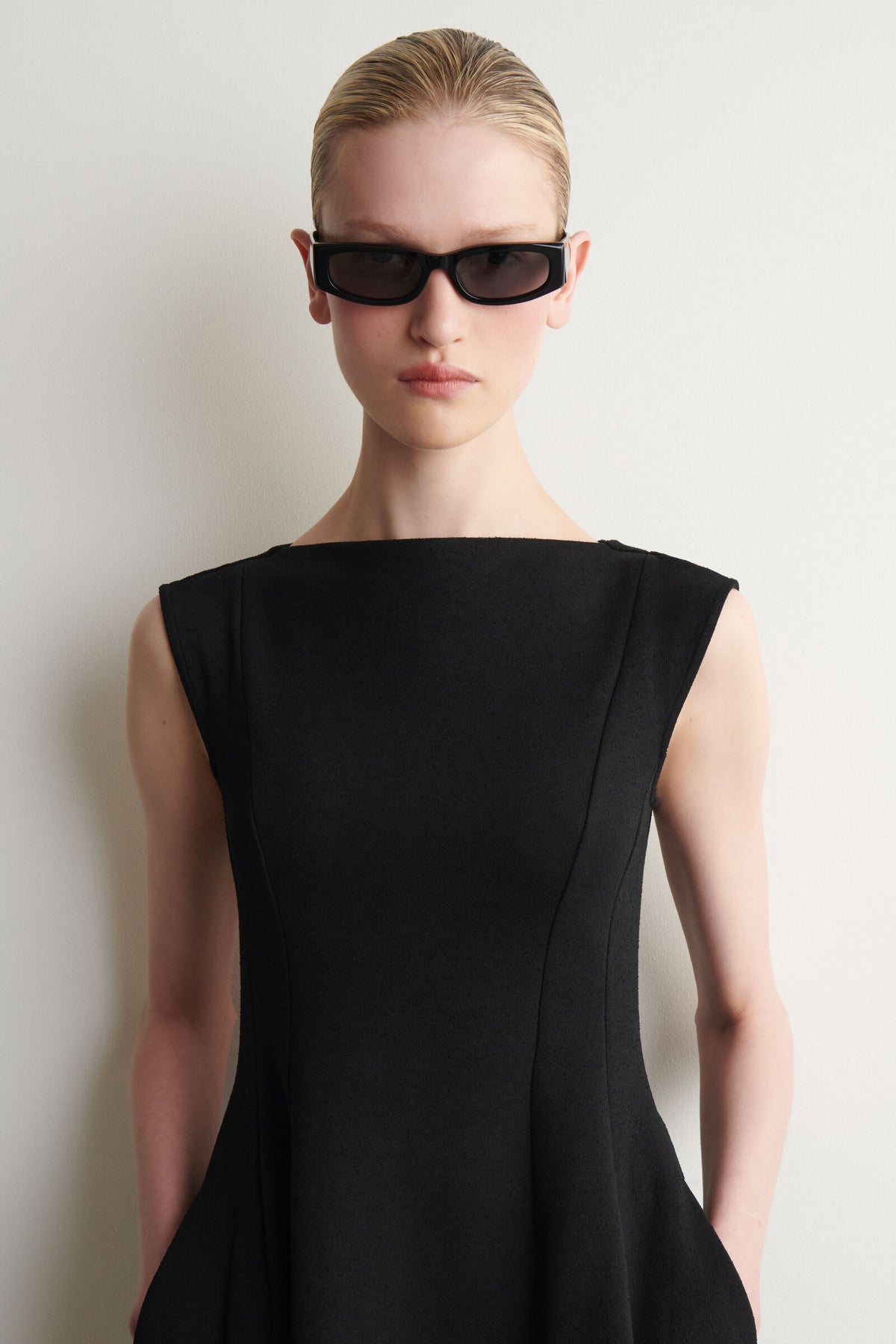 VESTIDO MINI DE ALGODÓN ESCULTÓRICO - NEGRO