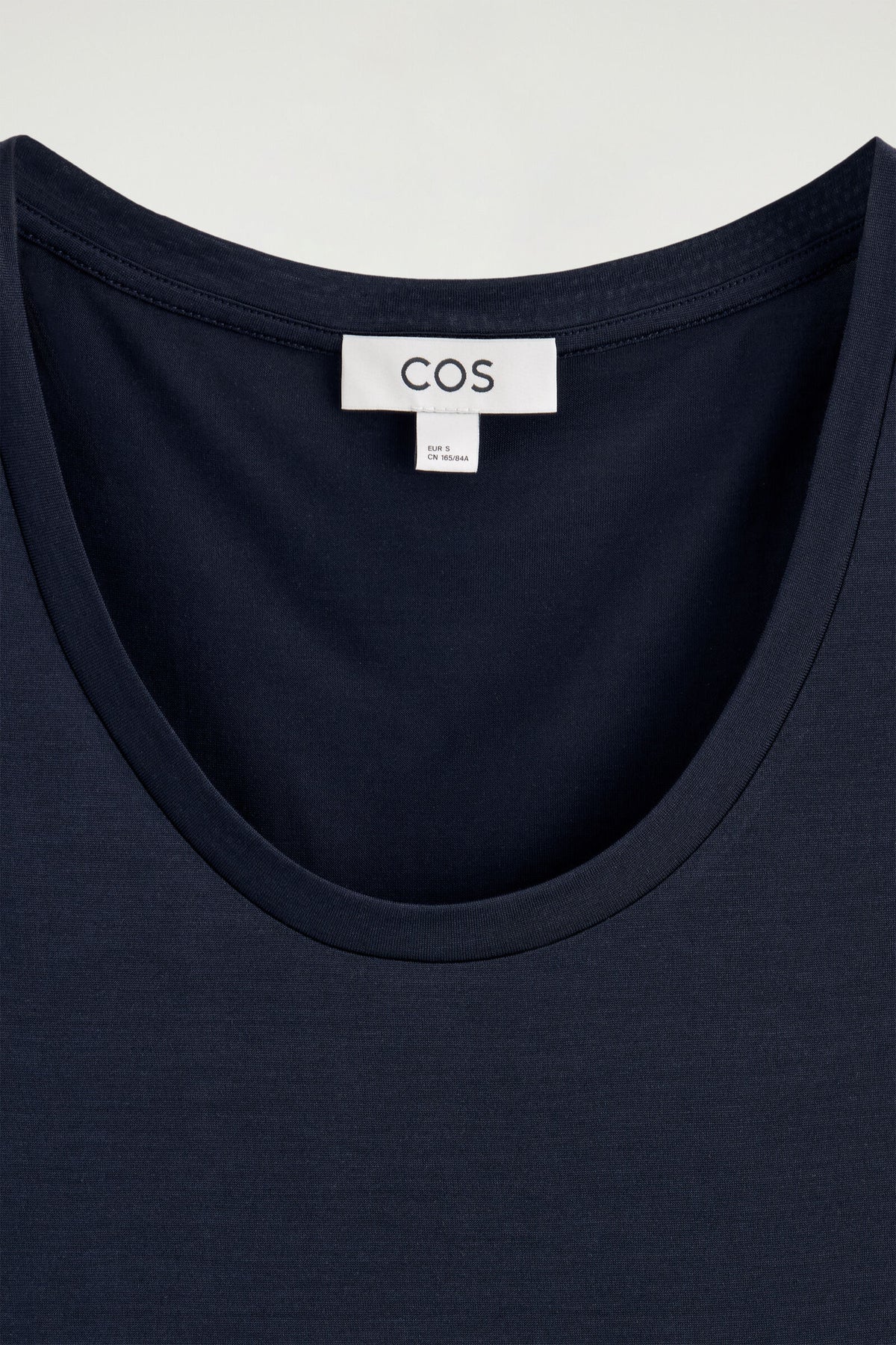 TANK TOP DE SEDA CON ESCOTE REDONDO - NAVY | DescriptiveDetail