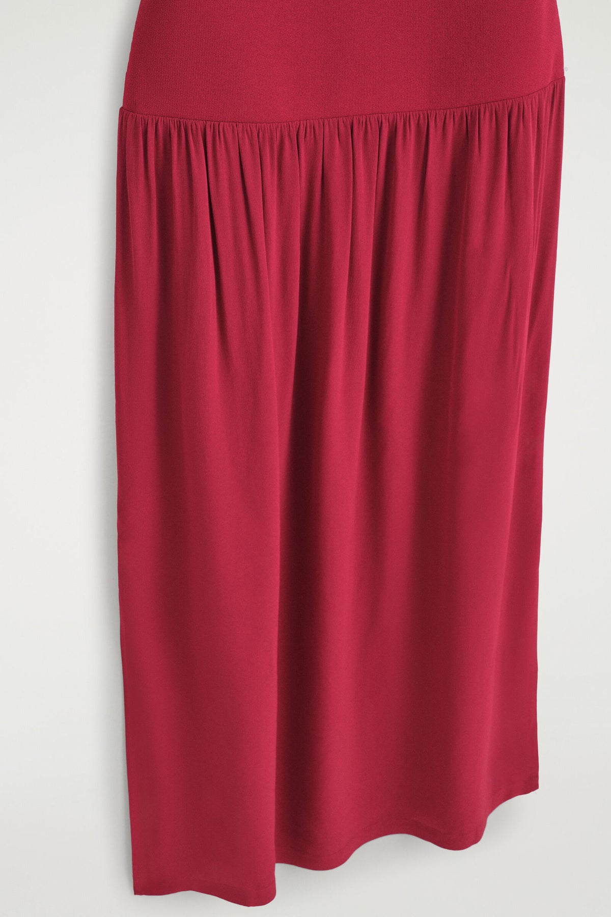 VESTIDO MAXI CON PANELES DE CONTRASTE - ROJO | DescriptiveDetail
