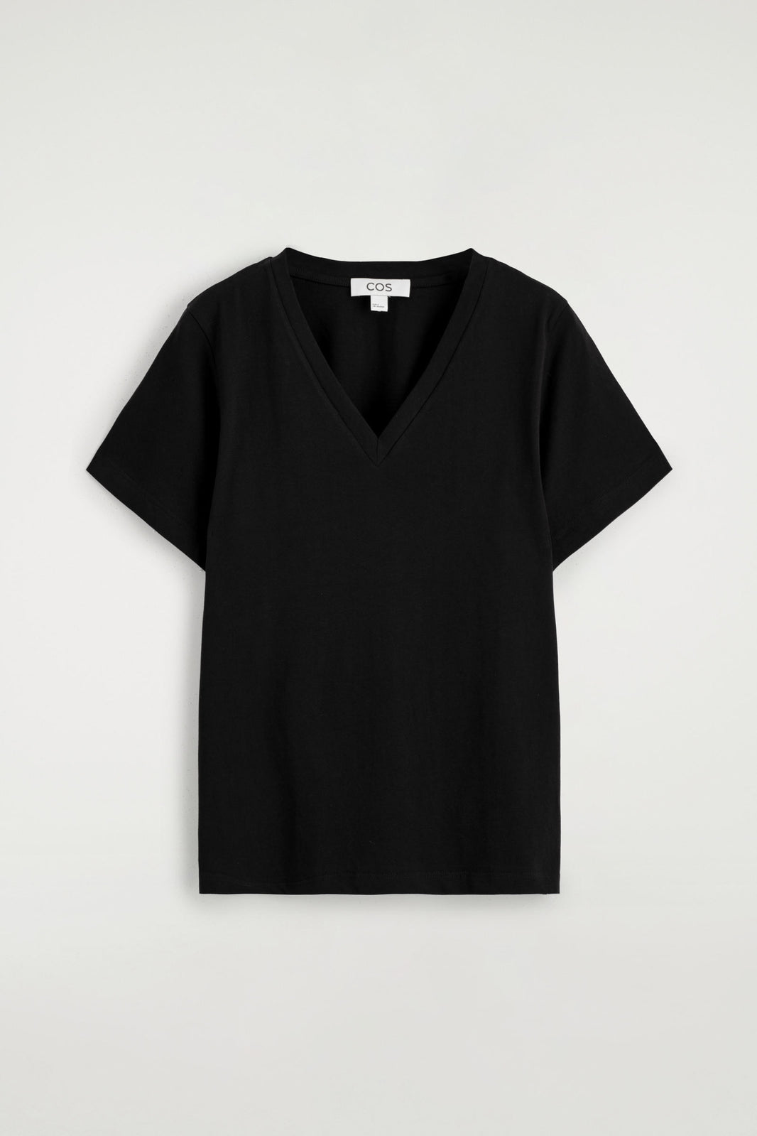 CAMISETA ALGODÓN CUELLO PICO - NEGRO | DescriptiveStillLife