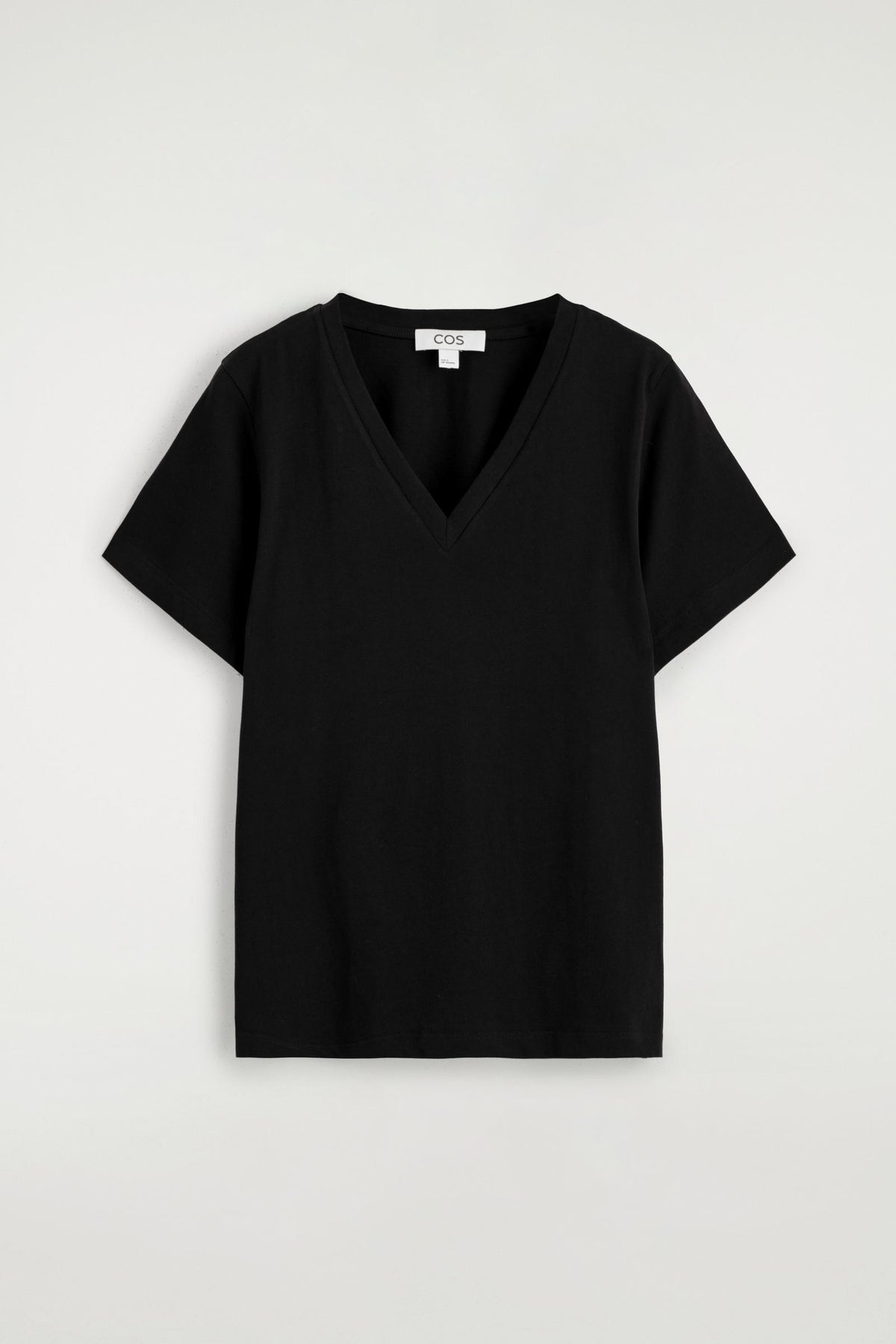 CAMISETA ALGODÓN CUELLO PICO - NEGRO | DescriptiveStillLife