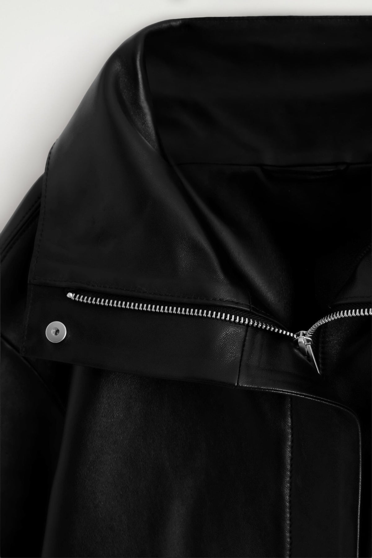CHAQUETA DE CUERO CON CUELLO DE EMBUDO - NEGRO | DescriptiveDetail