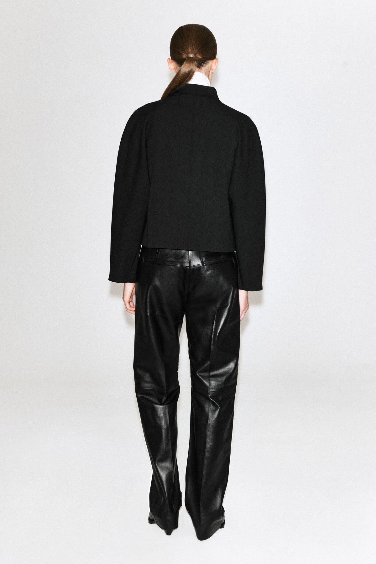 CHAQUETA ESCULPIDA CON CUELLO ALTO - NEGRO