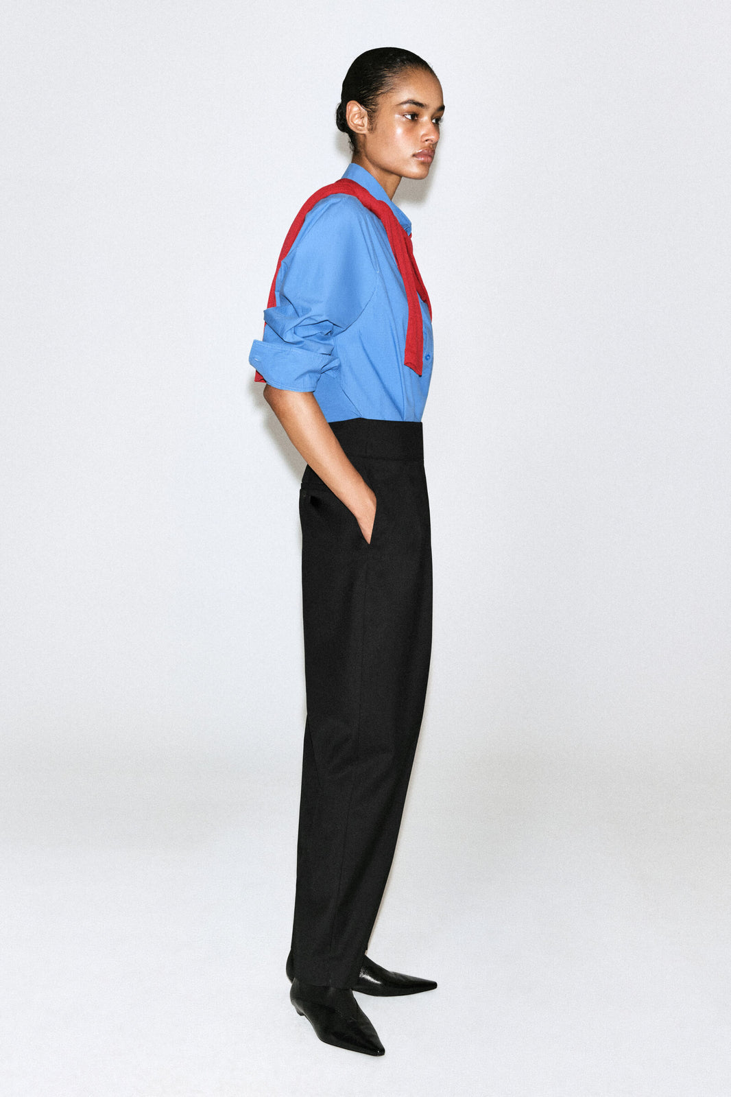 PANTALONES DE PIERNA BARREL CON FAJÍN - NEGRO