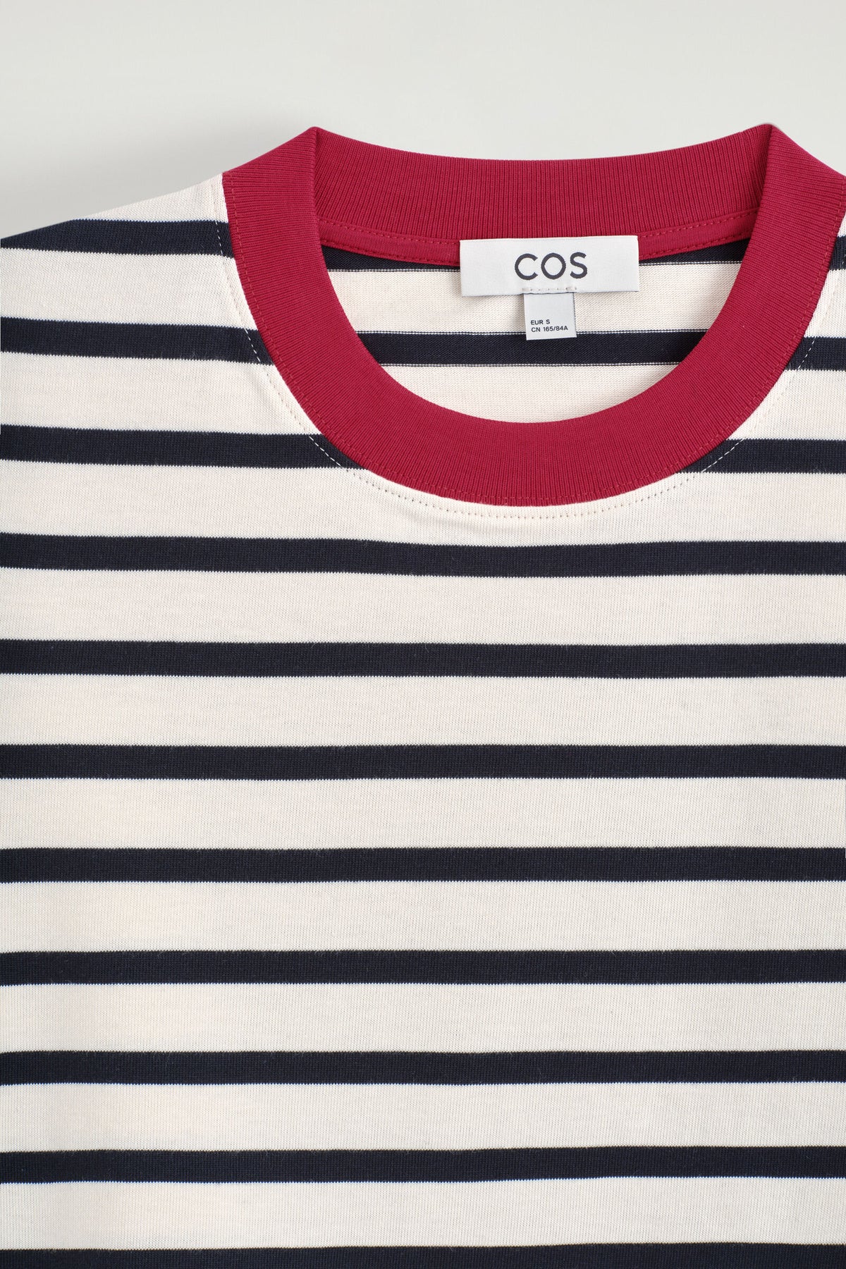 CAMISETA DE CORTE LIMPIO - NEGRO / BLANCO / ROJO / A RAYAS | DescriptiveDetail