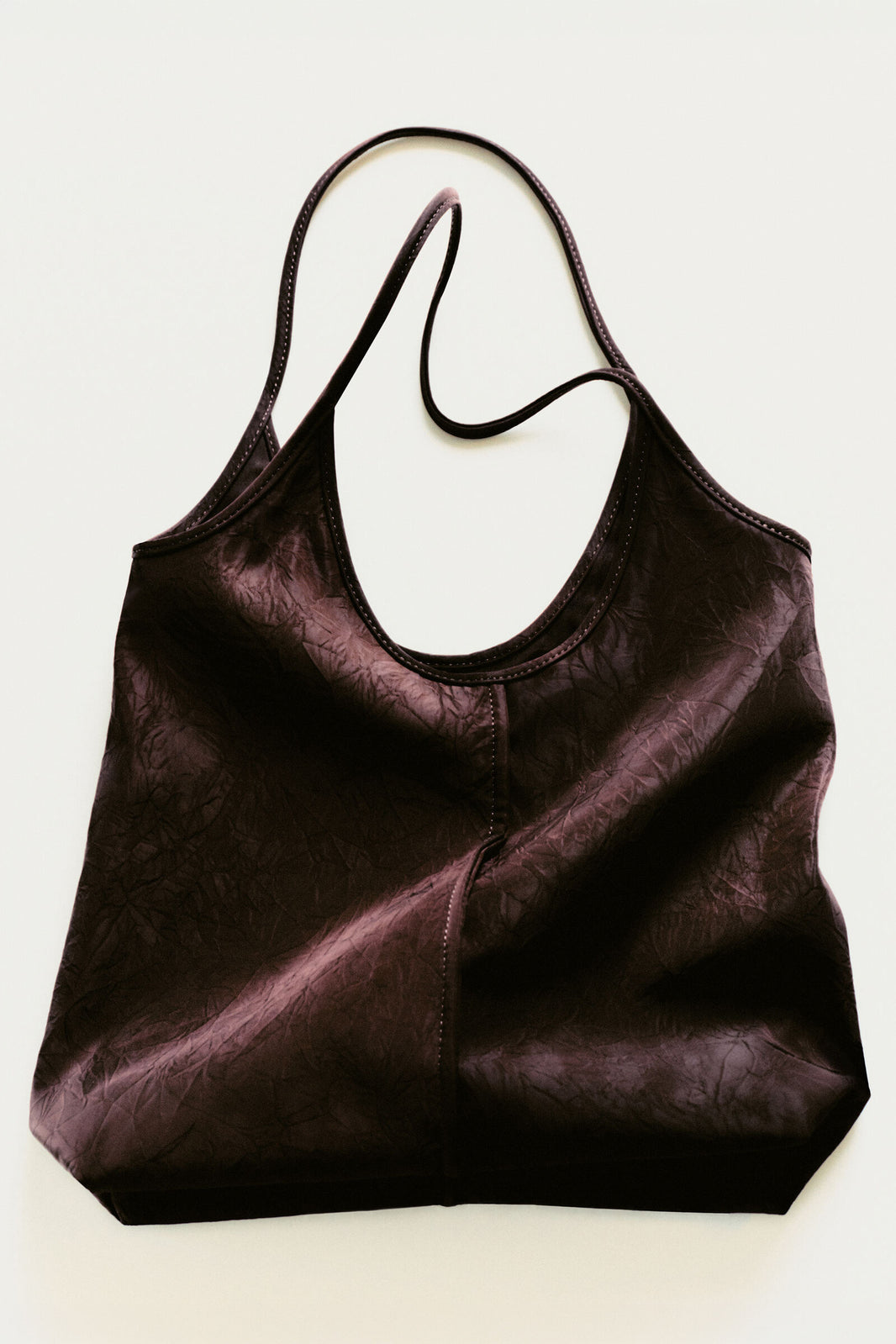 BOLSA DE TOTE ESCULTÓRICA - CAPARAZÓN ARRUGADO - MARRÓN | Lookbook
