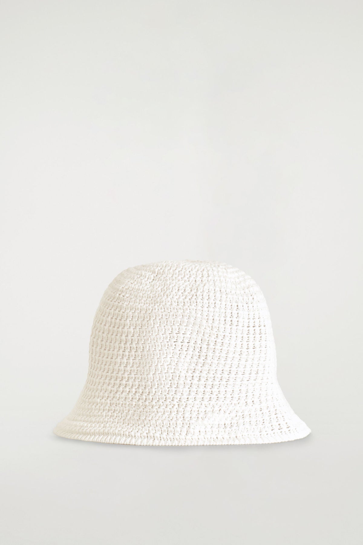 SOMBRERO DE PUNTO - BLANCO | DescriptiveStillLife