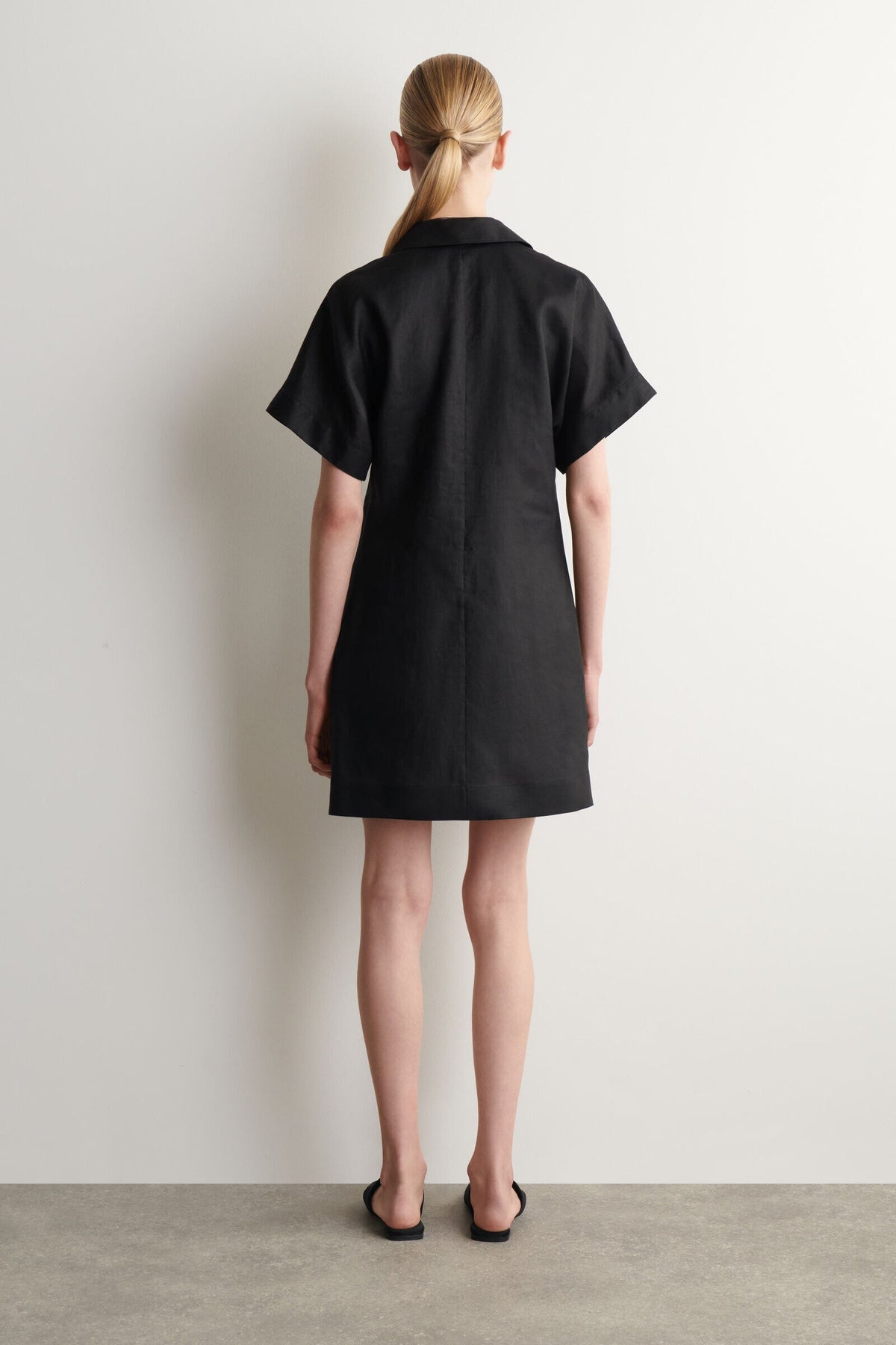 VESTIDO CAMISERO DE LINO CON CUELLO ABIERTO - NEGRO