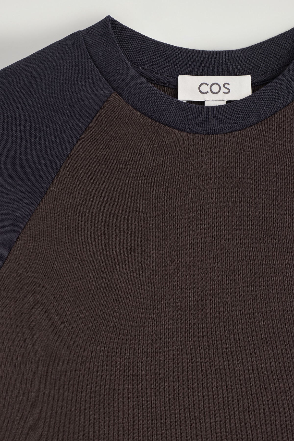 PLAYERA DE ALGODÓN RAGLÁN DE MANGA LARGA - MARRÓN / AZUL MARINO | DescriptiveDetail