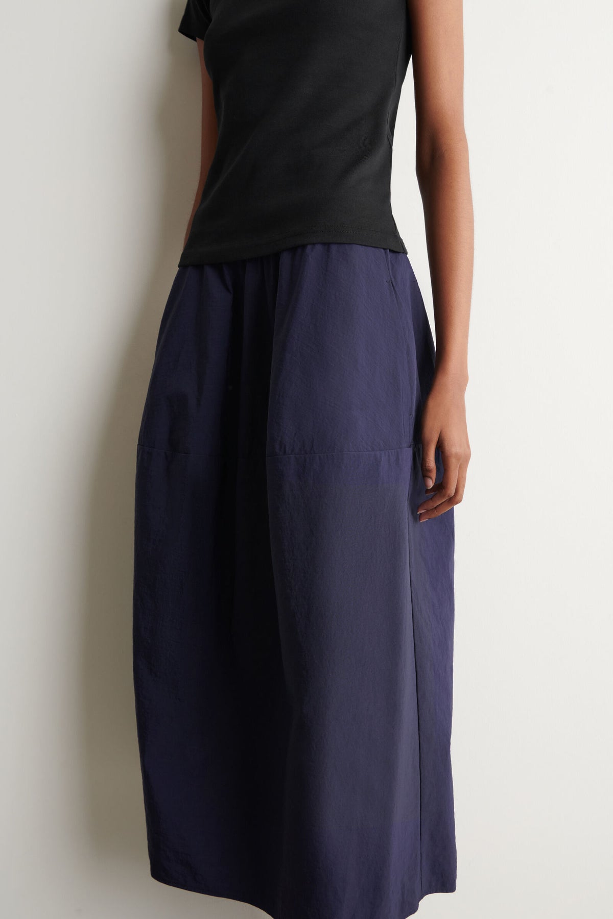 FALDA MIDI DE NYLON ESCULPIDA - MARINO