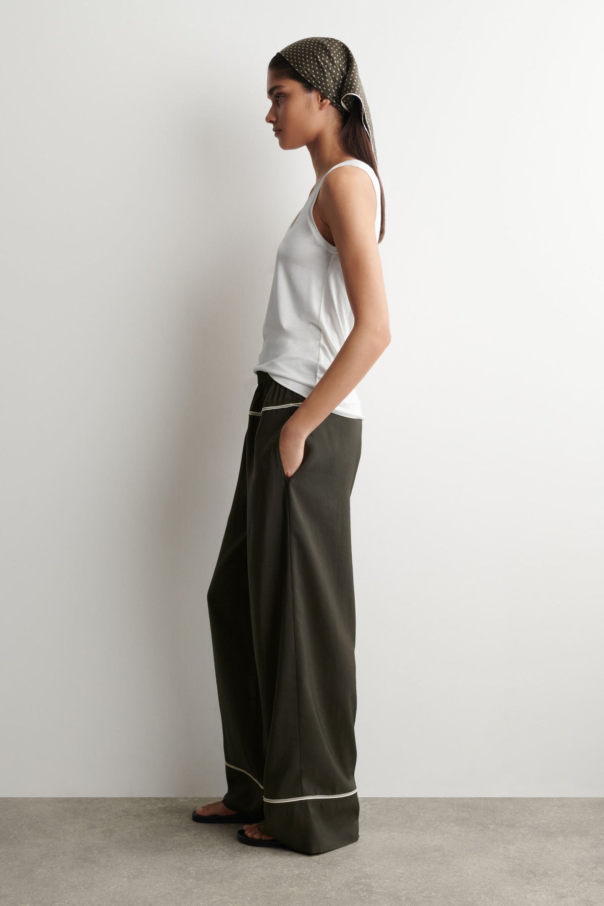 PANTALONES DE PIERNA RECTA CON CONTRASTE - VERDE OSCURO